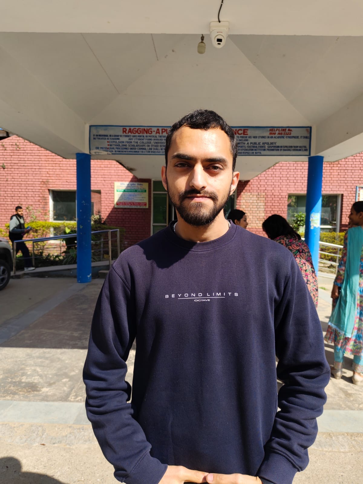 घुमारवीं कॉलेज में आयोजित पुलिस की पाठशाला कार्यक्रम में बच्चों को संबोधित करते डीएसपी घुमारवीं