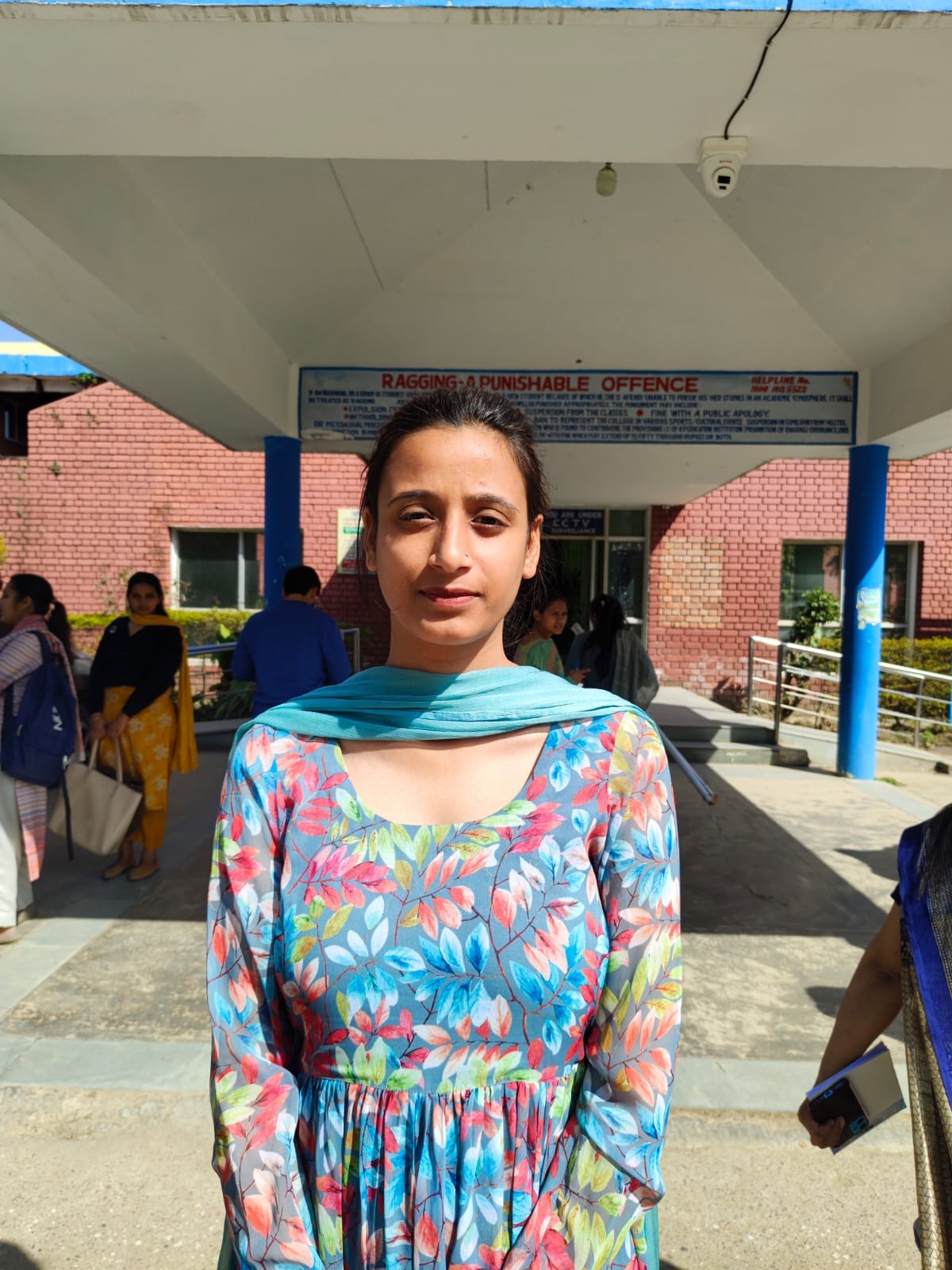 घुमारवीं कॉलेज में आयोजित पुलिस की पाठशाला कार्यक्रम में बच्चों को संबोधित करते डीएसपी घुमारवीं