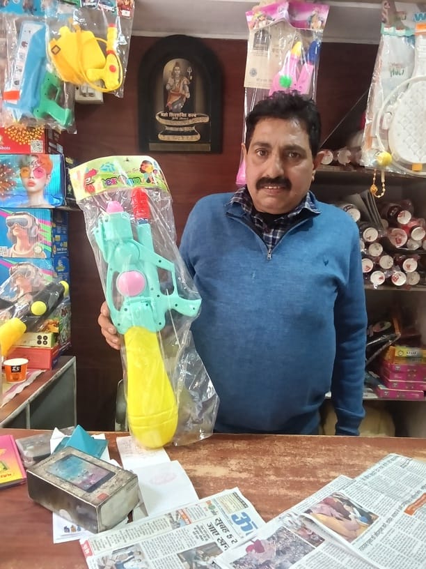 होली त्योहार पर आई पिचकारियों को दिकाते ऊना बाजार के व्यापारी। संवाद