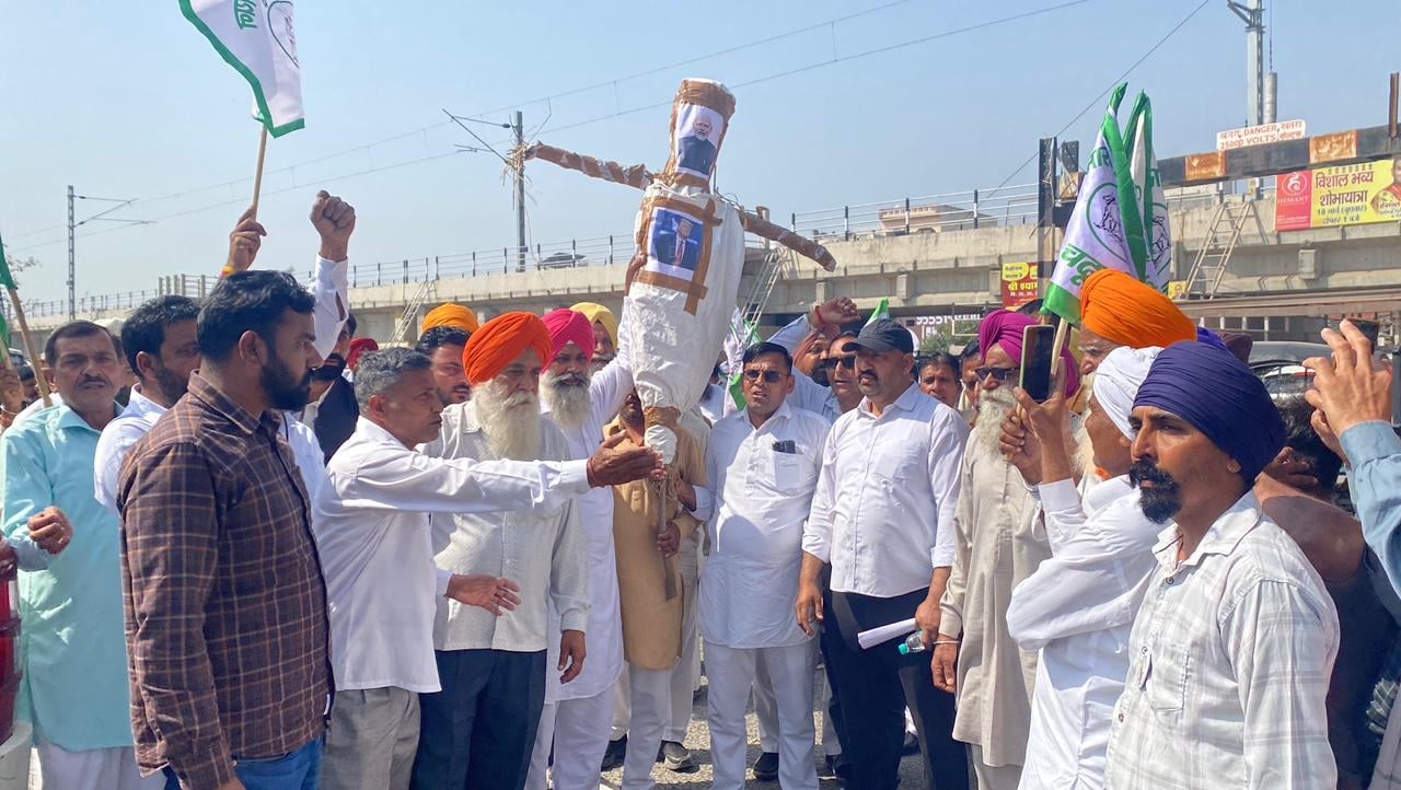 कुरुक्षेत्र। प्रधानमंत्री मोदी का पुतला जलाते हुए भाकियू कार्यकर्ता। संवाद कुरुक्षेत्र। प्रधानमंत्री मोदी का पुतला जलाते हुए भाकियू कार्यकर्ता। संवाद