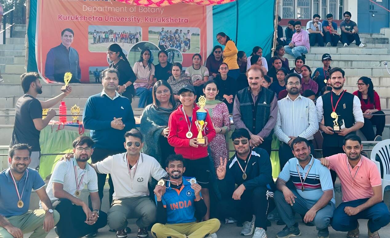 कुरुक्षेत्र। विजेताओं को प्रोत्साहित करते मुख्यातिथि व अन्य सदस्य। स्वयं