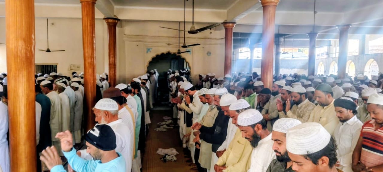 कैराना जामा मस्जिद में जुमे की नमाज अदा करते अकीदतमंद-संवाद