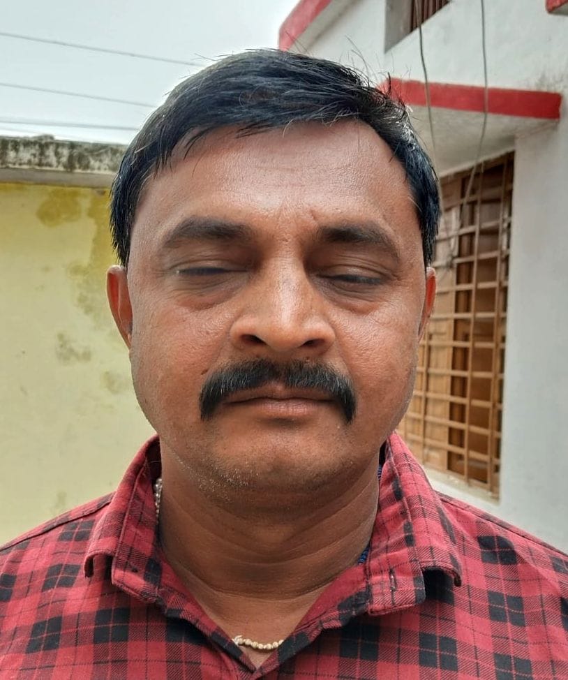 कौशाम्बी ब्लॉक परिसर में खुले विद्युत बोर्ड।  संवाद