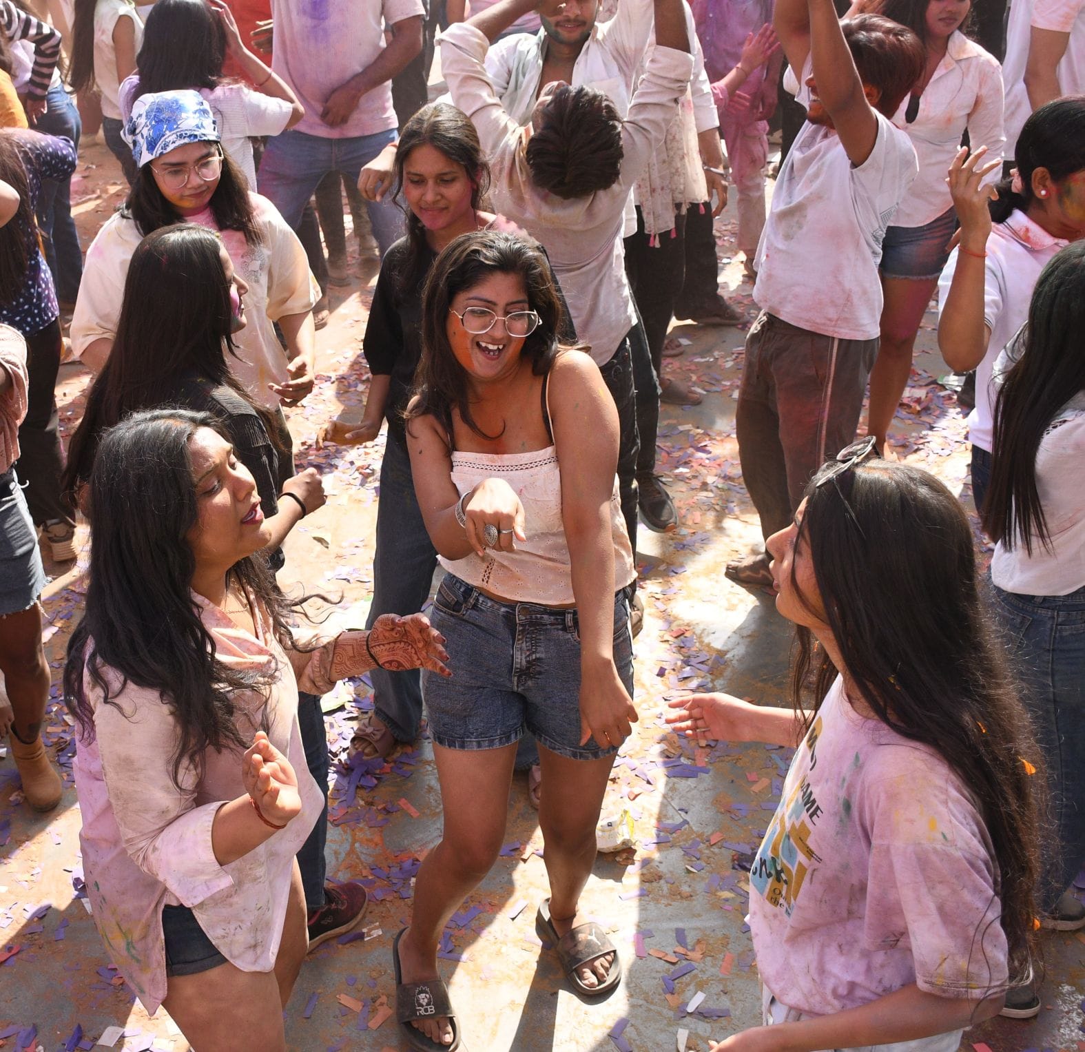 लोहिया पार्क में शुक्रवार को प्री होली उत्सव में मस्ती करते लोग। लोहिया पार्क में शुक्रवार को प्री होली उत्सव में मस्ती करते लोग।