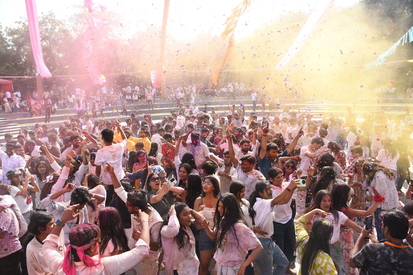 लोहिया पार्क में शुक्रवार को प्री होली उत्सव में मस्ती करते लोग। लोहिया पार्क में शुक्रवार को प्री होली उत्सव में मस्ती करते लोग।