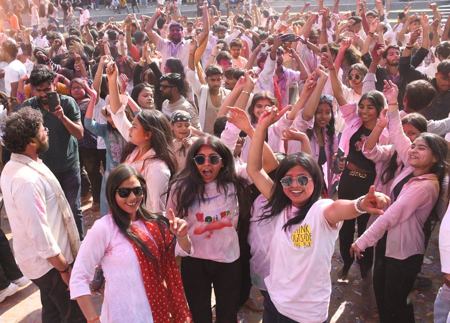 लोहिया पार्क में शुक्रवार को प्री होली उत्सव में मस्ती करते लोग। लोहिया पार्क में शुक्रवार को प्री होली उत्सव में मस्ती करते लोग।