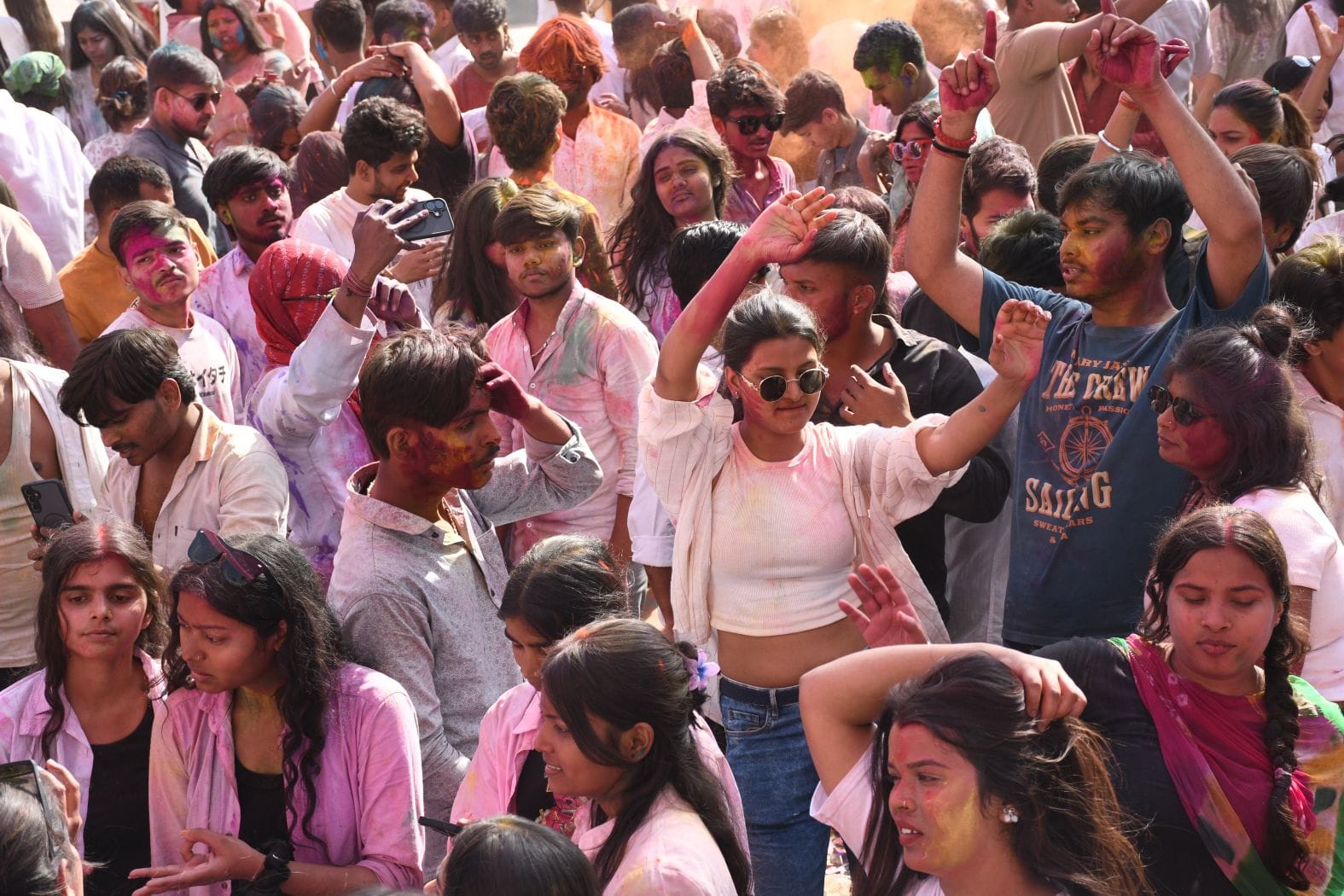 लोहिया पार्क में शुक्रवार को प्री होली उत्सव में मस्ती करते लोग। लोहिया पार्क में शुक्रवार को प्री होली उत्सव में मस्ती करते लोग।