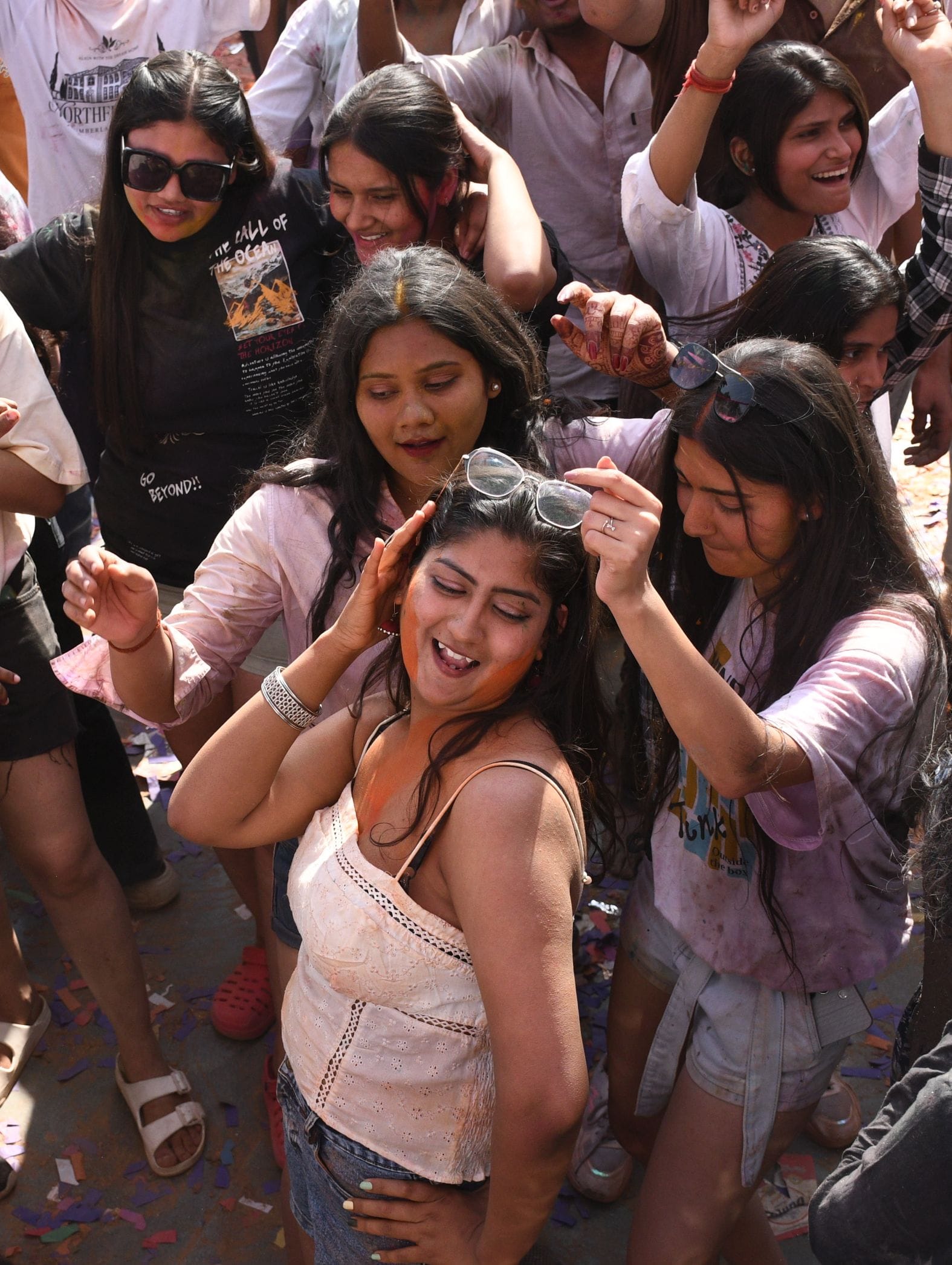 लोहिया पार्क में शुक्रवार को प्री होली उत्सव में मस्ती करते लोग। लोहिया पार्क में शुक्रवार को प्री होली उत्सव में मस्ती करते लोग।