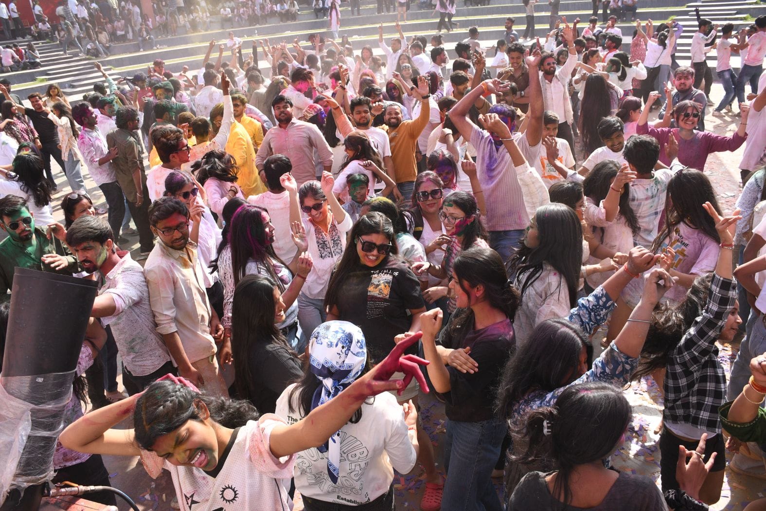 लोहिया पार्क में शुक्रवार को प्री होली उत्सव में मस्ती करते लोग। लोहिया पार्क में शुक्रवार को प्री होली उत्सव में मस्ती करते लोग।
