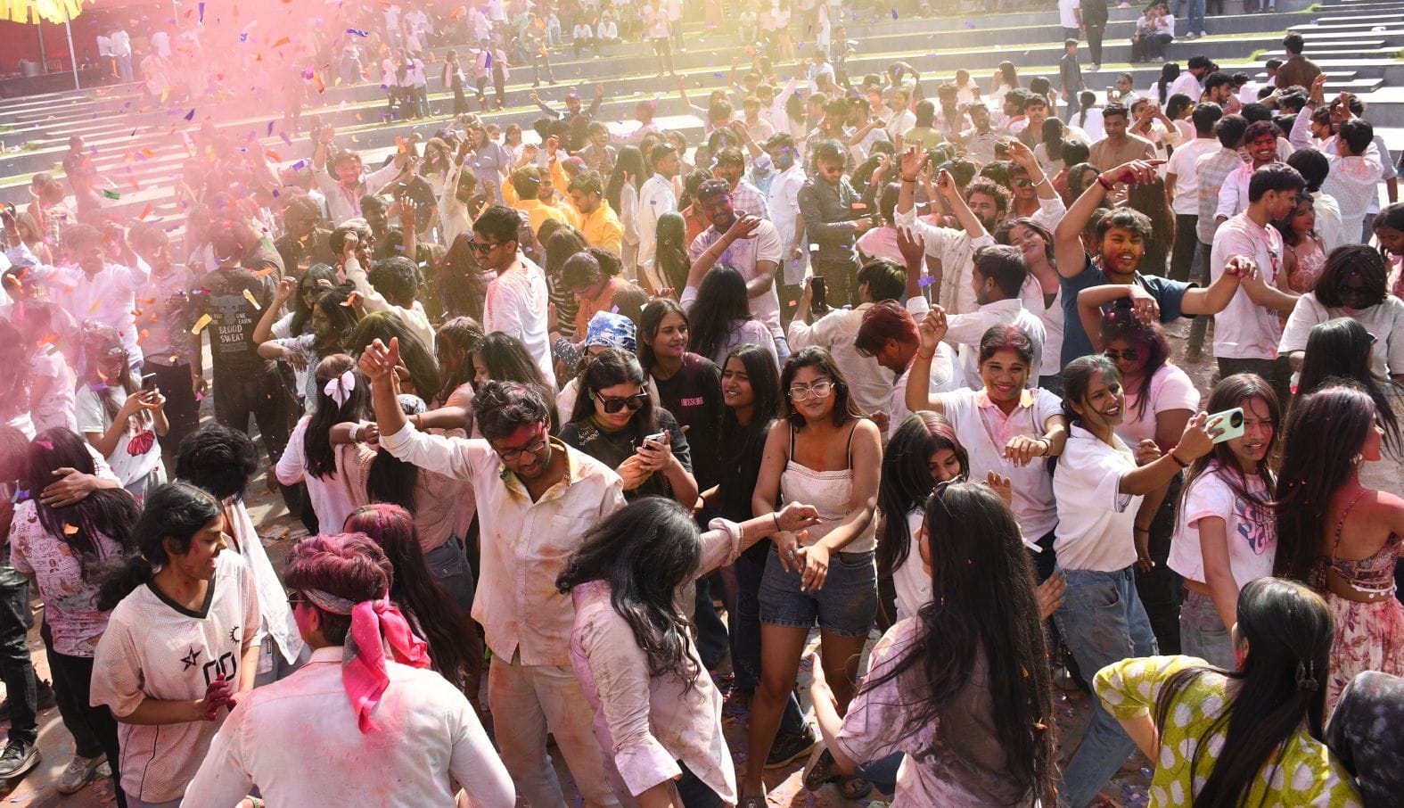 लोहिया पार्क में शुक्रवार को प्री होली उत्सव में मस्ती करते लोग। लोहिया पार्क में शुक्रवार को प्री होली उत्सव में मस्ती करते लोग।