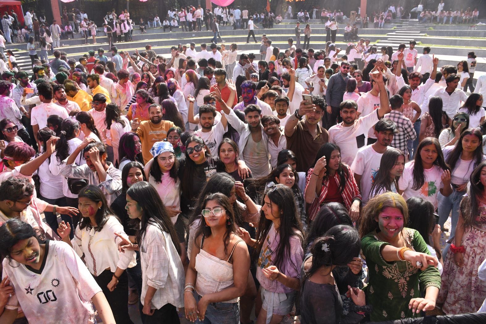 लोहिया पार्क में शुक्रवार को प्री होली उत्सव में मस्ती करते लोग। लोहिया पार्क में शुक्रवार को प्री होली उत्सव में मस्ती करते लोग।
