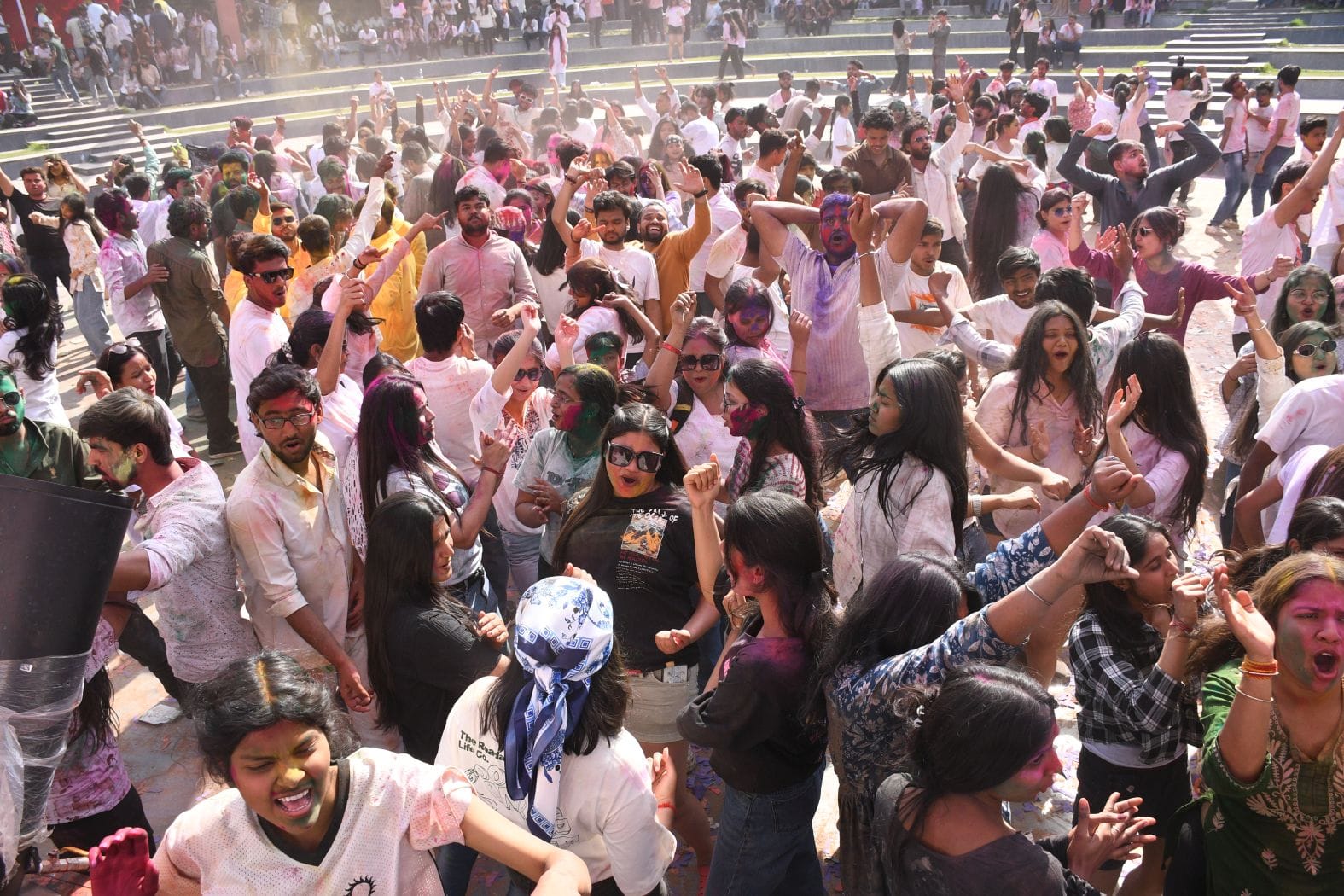 लोहिया पार्क में शुक्रवार को प्री होली उत्सव में मस्ती करते लोग। लोहिया पार्क में शुक्रवार को प्री होली उत्सव में मस्ती करते लोग।