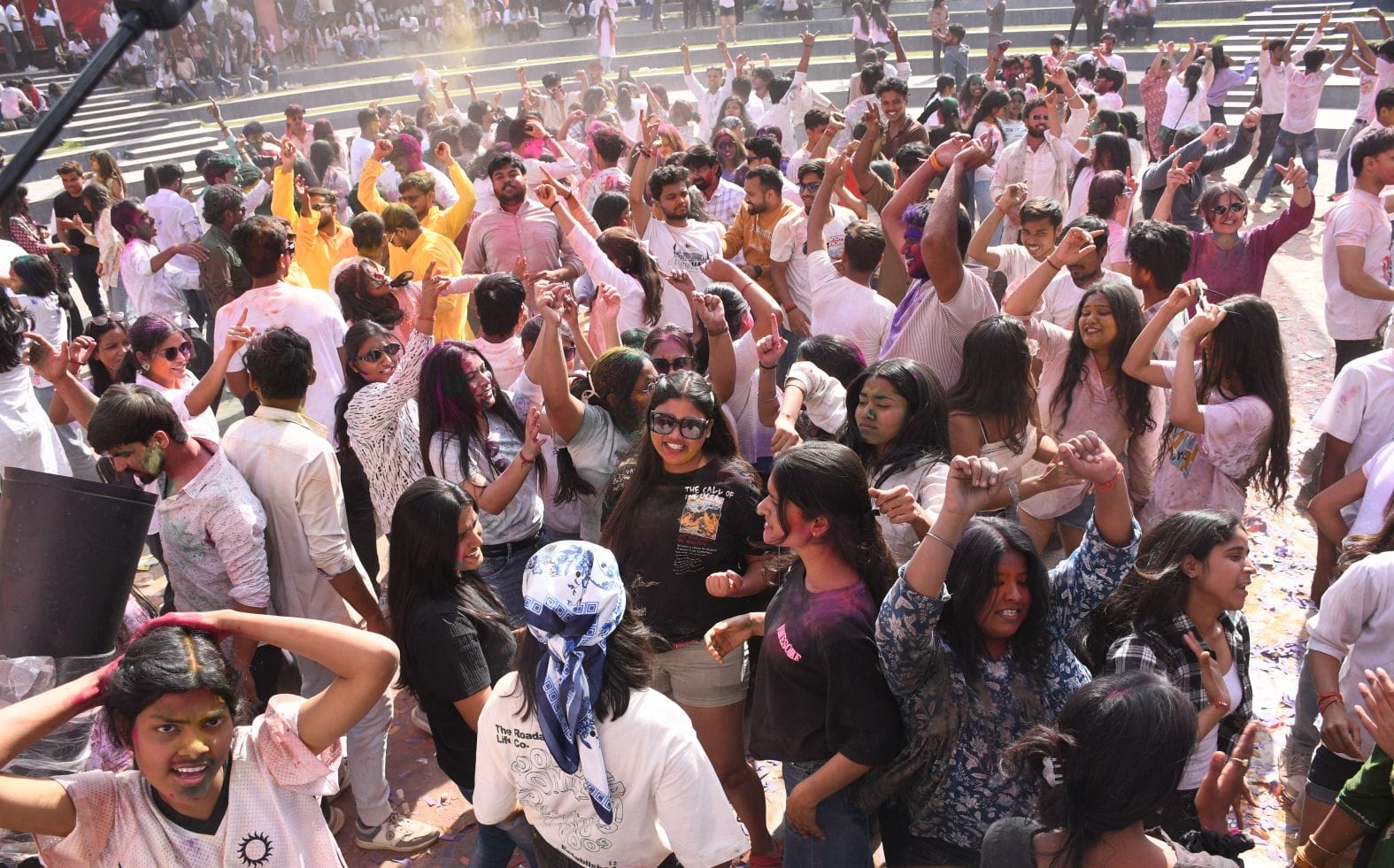 लोहिया पार्क में शुक्रवार को प्री होली उत्सव में मस्ती करते लोग। लोहिया पार्क में शुक्रवार को प्री होली उत्सव में मस्ती करते लोग।