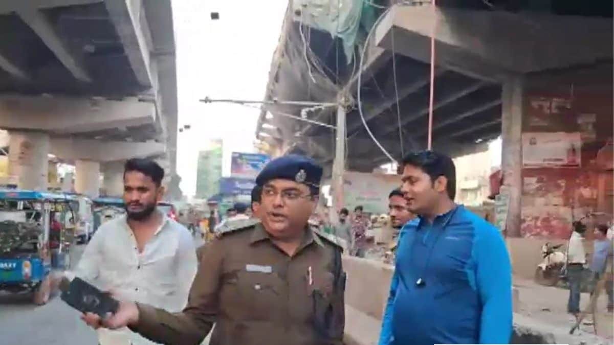 मौके पर पुलिस जांच पड़ताल करती हुई मौके पर पुलिस जांच पड़ताल करती हुई