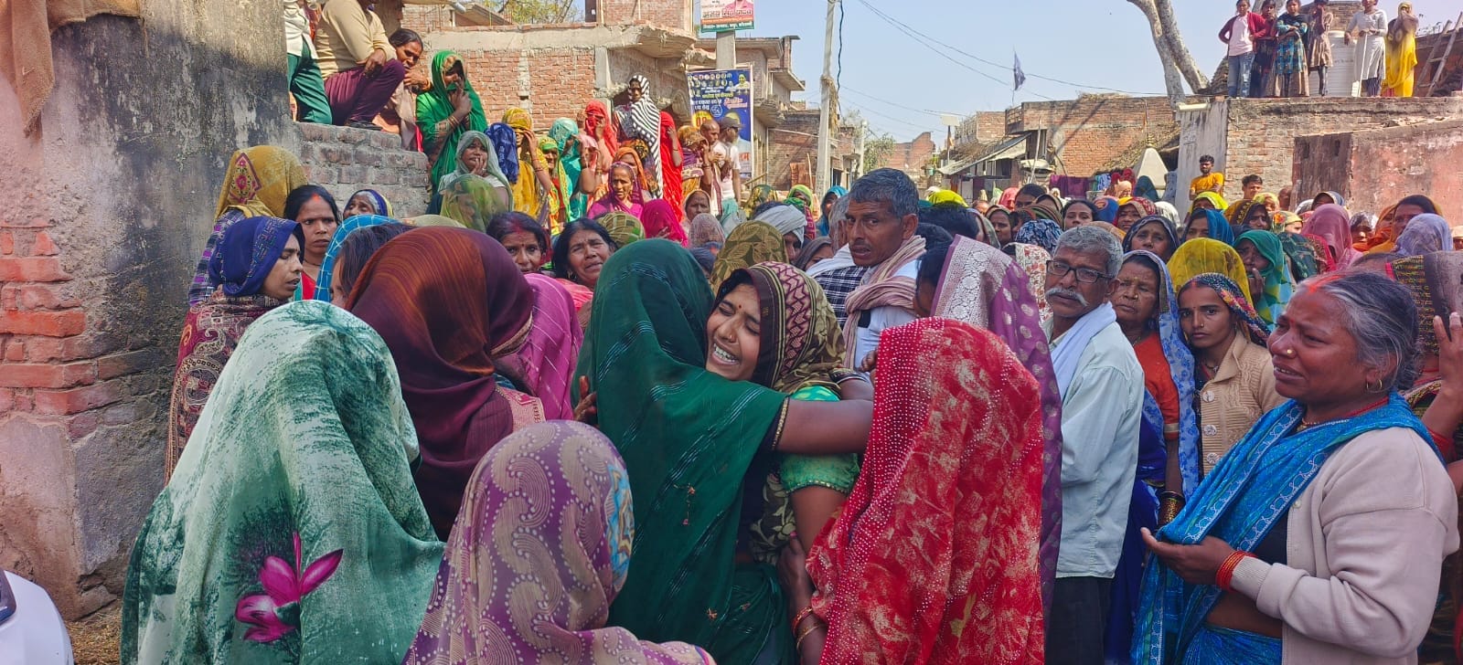 पार्थिव शरीर को सलामी देते सैन्य कर्मी- संवाद पार्थिव शरीर को सलामी देते सैन्य कर्मी- संवाद