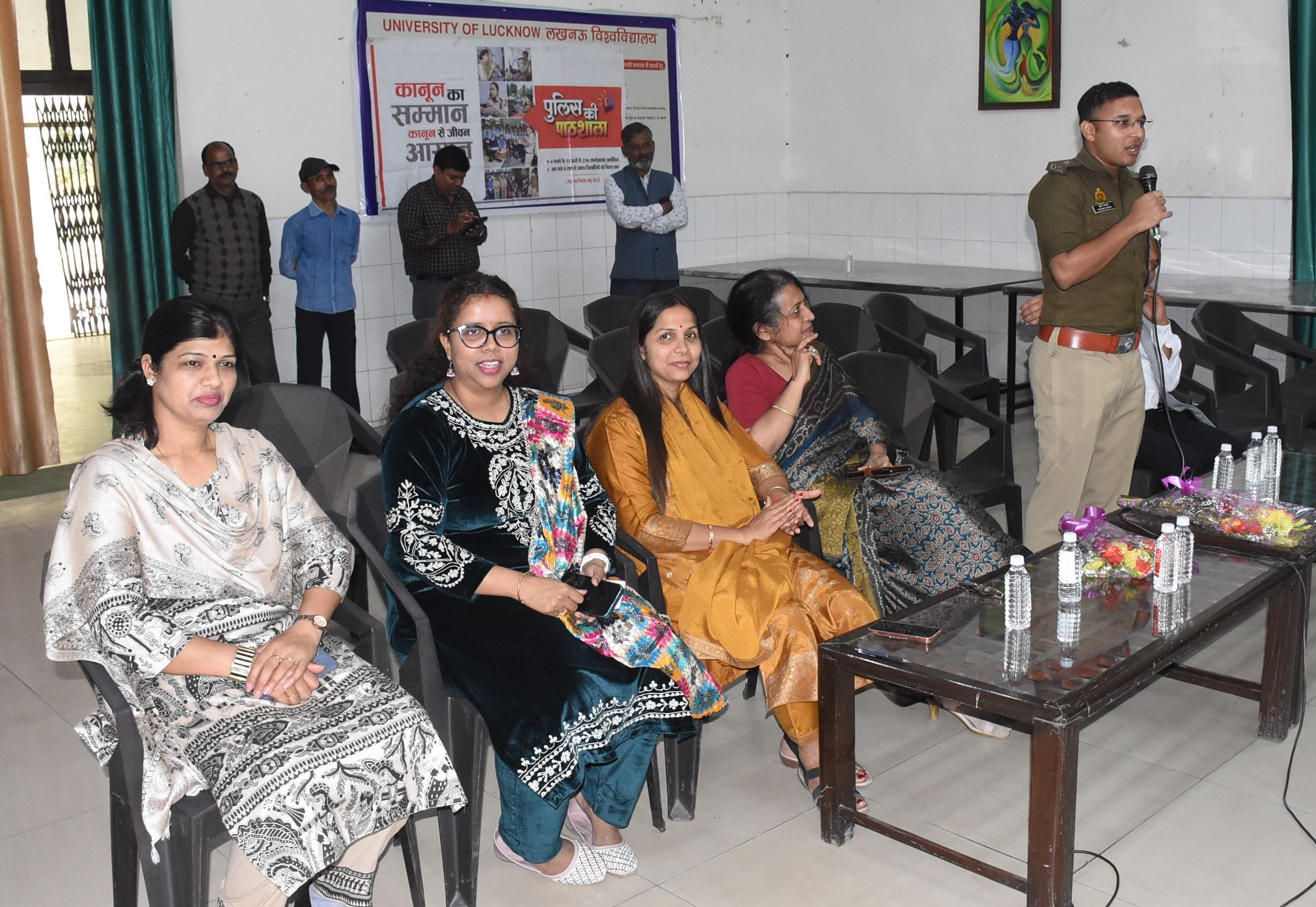 पुलिस की पाठशाला में जानकारी देते एडीसीपी नॉर्थ ऋषभ रूणवाल। पुलिस की पाठशाला में जानकारी देते एडीसीपी नॉर्थ ऋषभ रूणवाल।