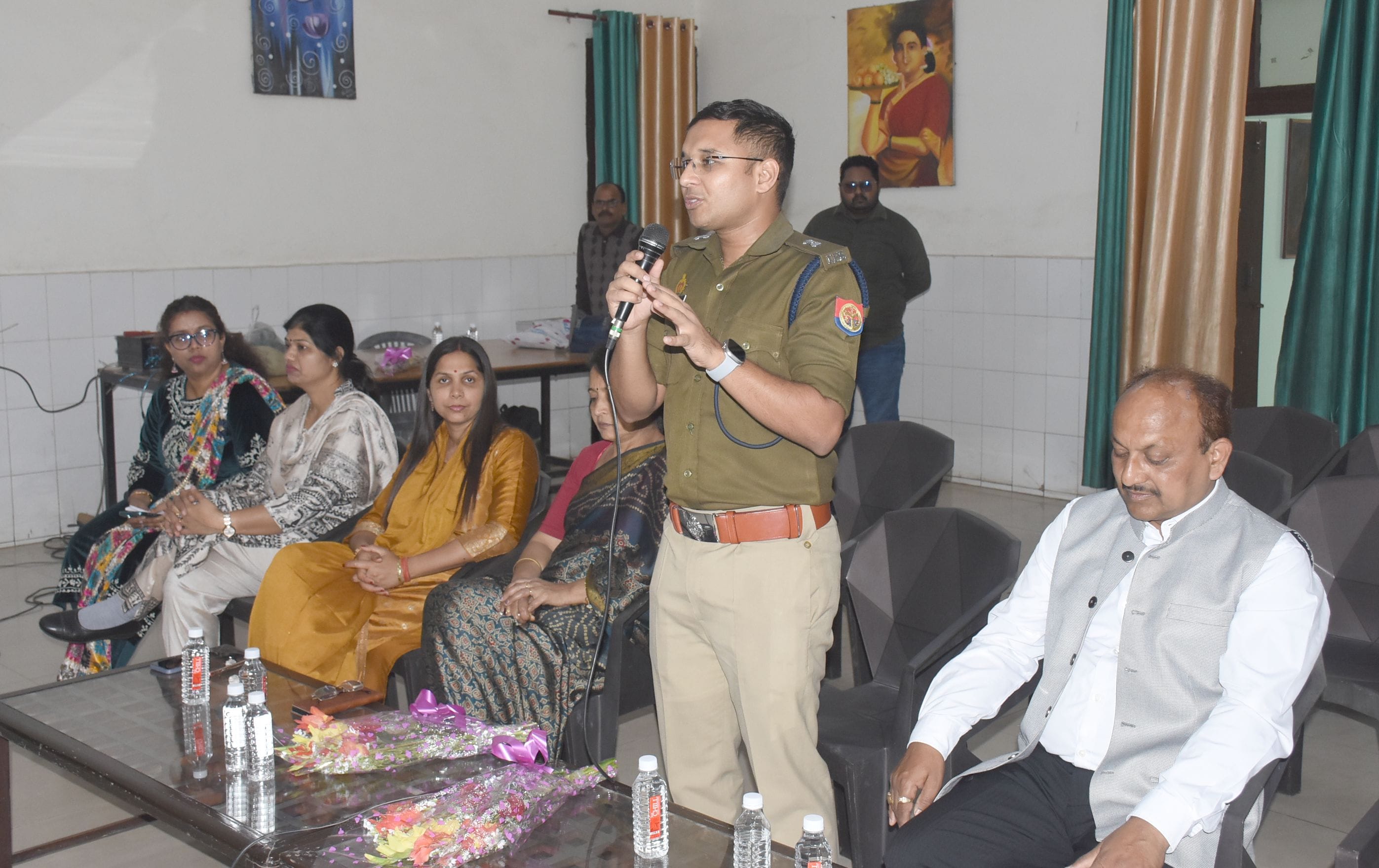 पुलिस की पाठशाला में जानकारी देते एडीसीपी नॉर्थ ऋषभ रूणवाल। पुलिस की पाठशाला में जानकारी देते एडीसीपी नॉर्थ ऋषभ रूणवाल।