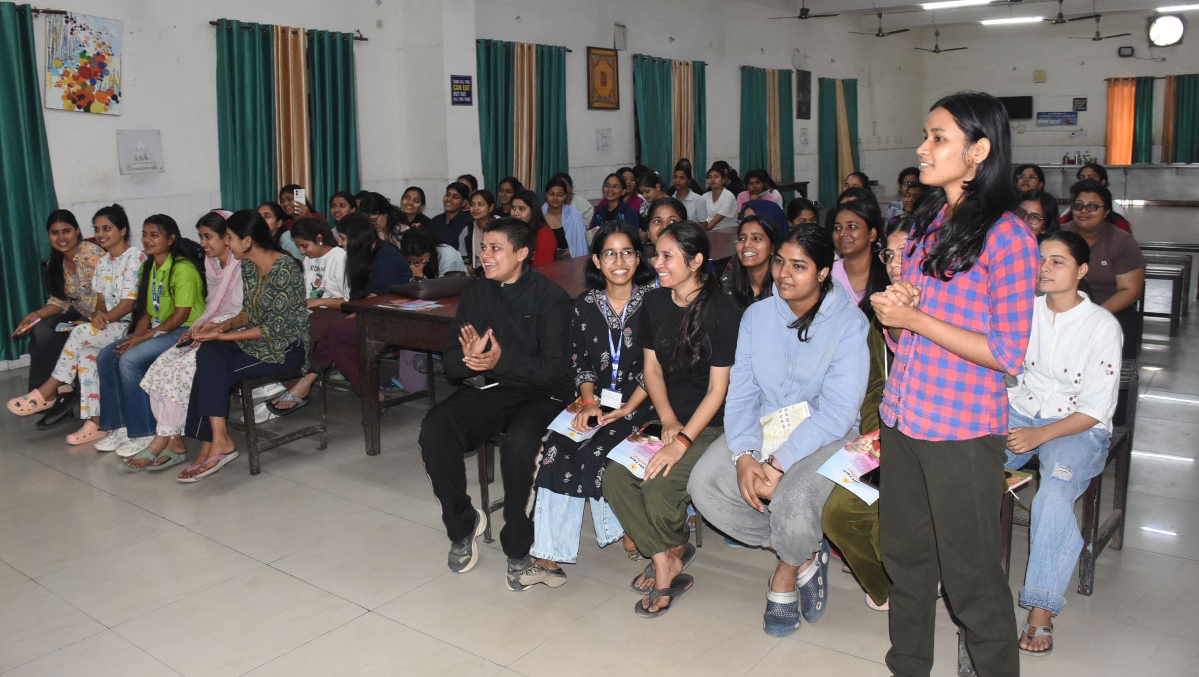 पुलिस की पाठशाला में जानकारी देते एडीसीपी नॉर्थ ऋषभ रूणवाल। पुलिस की पाठशाला में जानकारी देते एडीसीपी नॉर्थ ऋषभ रूणवाल।