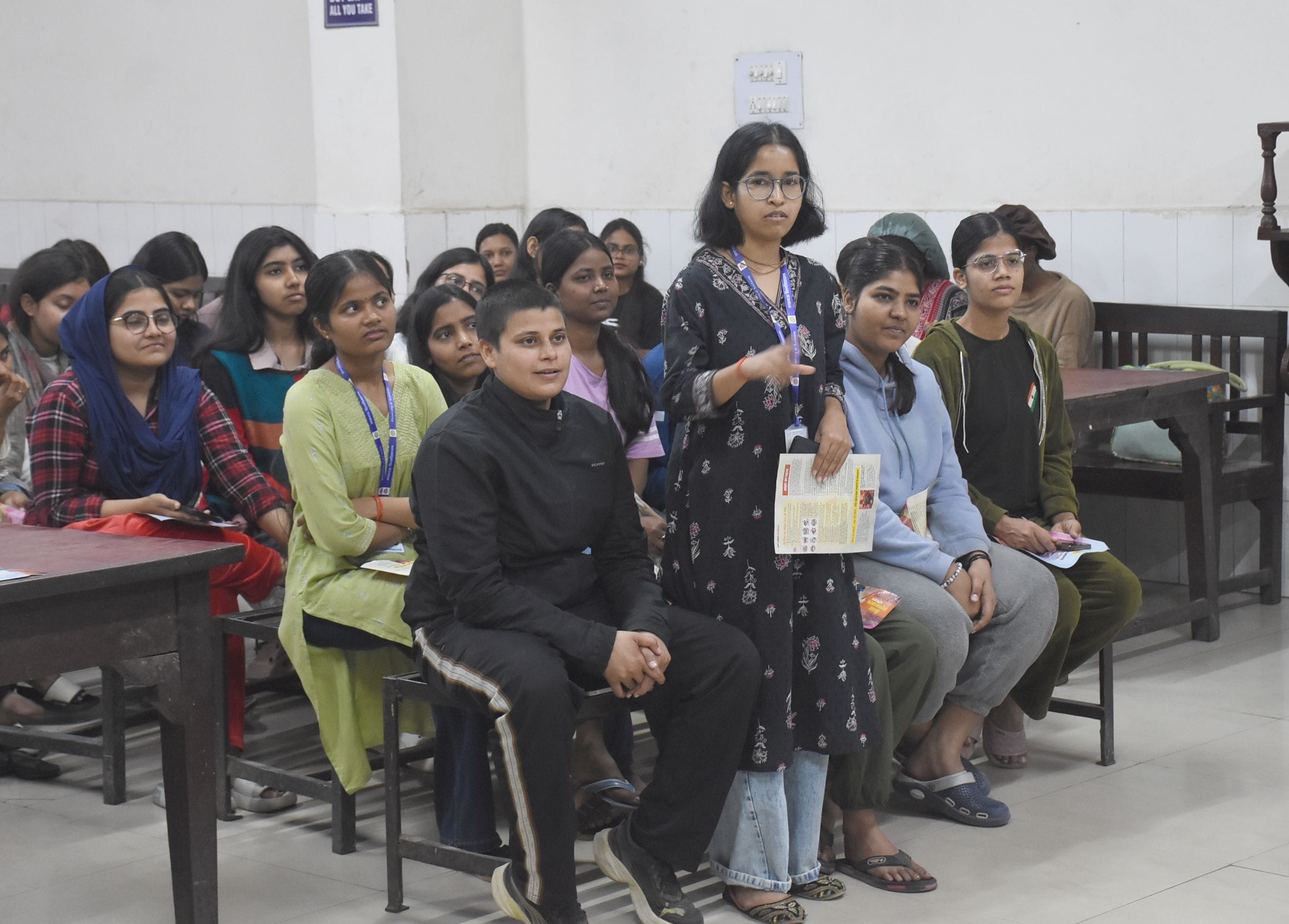 पुलिस की पाठशाला में जानकारी देते एडीसीपी नॉर्थ ऋषभ रूणवाल। पुलिस की पाठशाला में जानकारी देते एडीसीपी नॉर्थ ऋषभ रूणवाल।