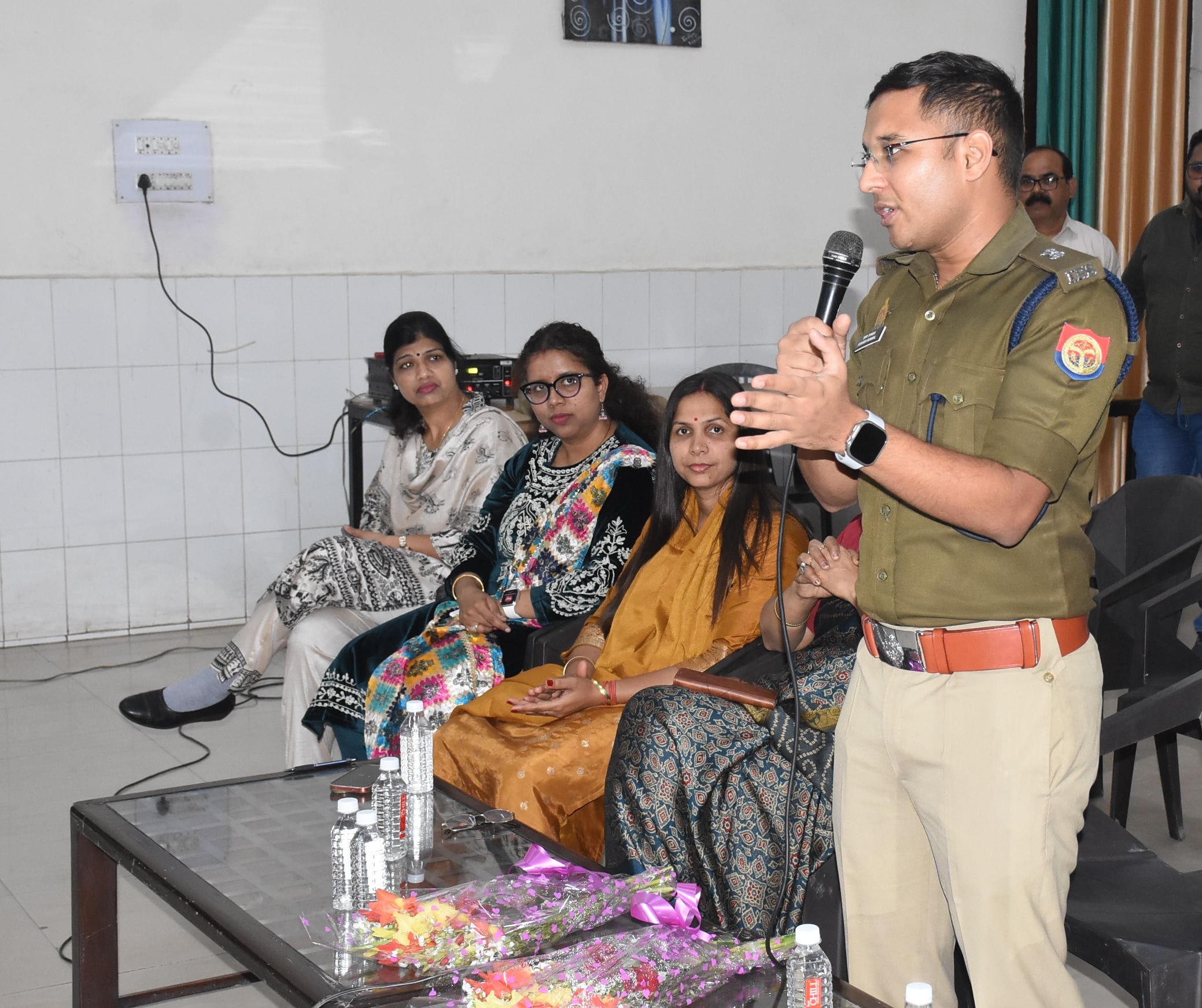 पुलिस की पाठशाला में जानकारी देते एडीसीपी नॉर्थ ऋषभ रूणवाल। पुलिस की पाठशाला में जानकारी देते एडीसीपी नॉर्थ ऋषभ रूणवाल।