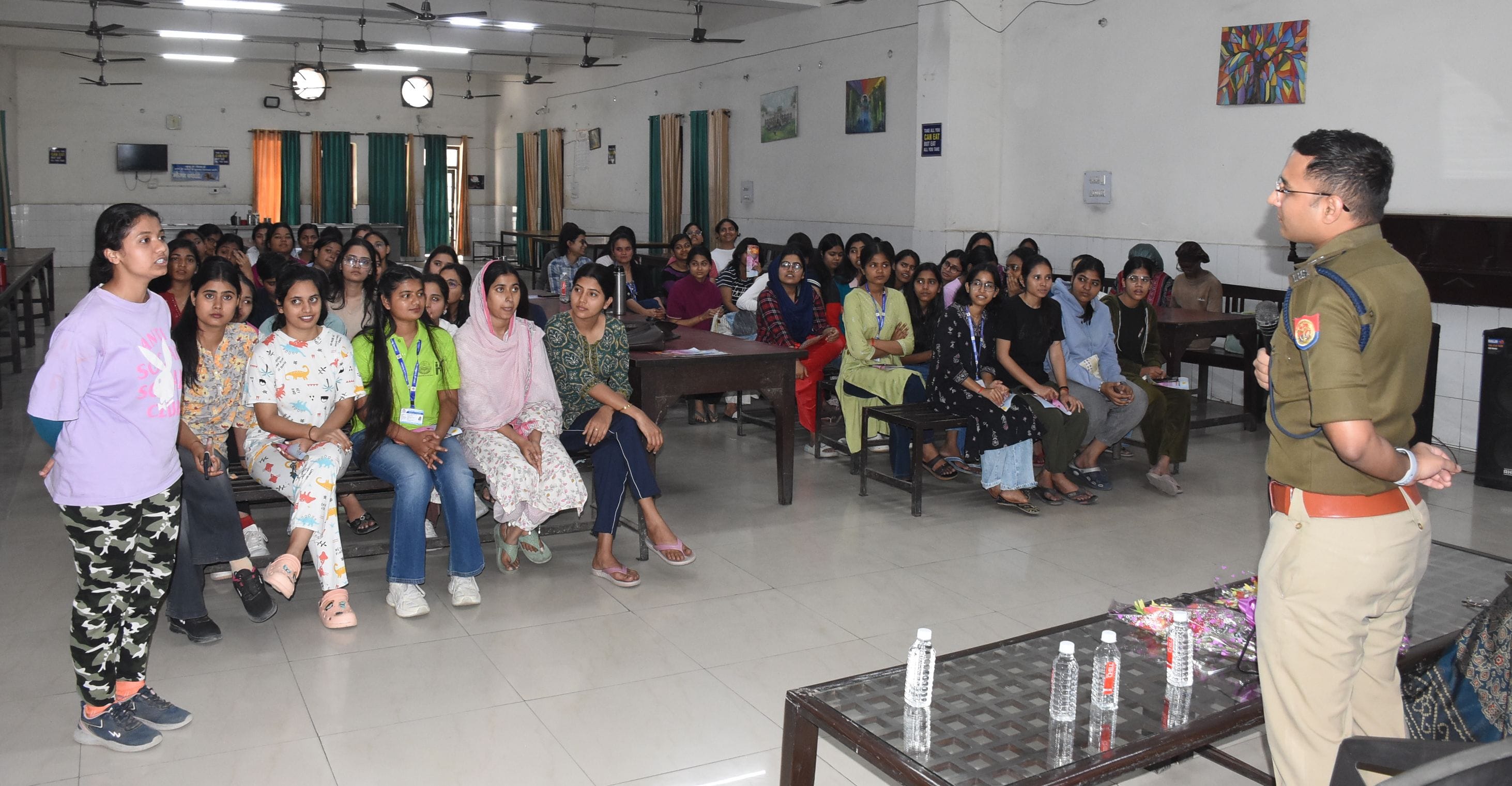 पुलिस की पाठशाला में जानकारी देते एडीसीपी नॉर्थ ऋषभ रूणवाल। पुलिस की पाठशाला में जानकारी देते एडीसीपी नॉर्थ ऋषभ रूणवाल।