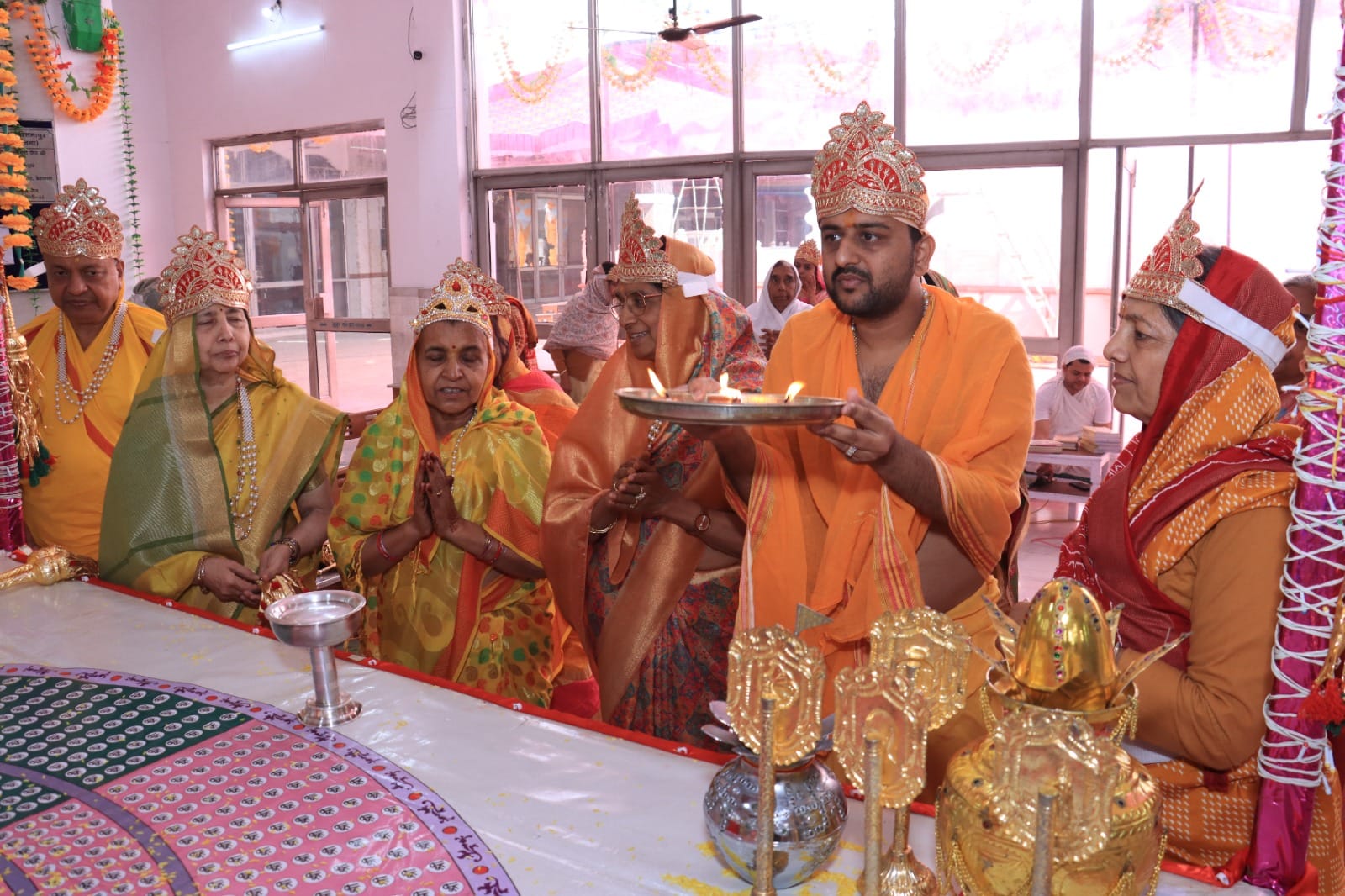 प्राचीन दिगंबर जैन बड़े मंदिर में पूजा अर्चना करते श्रद्धालु स्रोत संवाद प्राचीन दिगंबर जैन बड़े मंदिर में पूजा अर्चना करते श्रद्धालु स्रोत संवाद