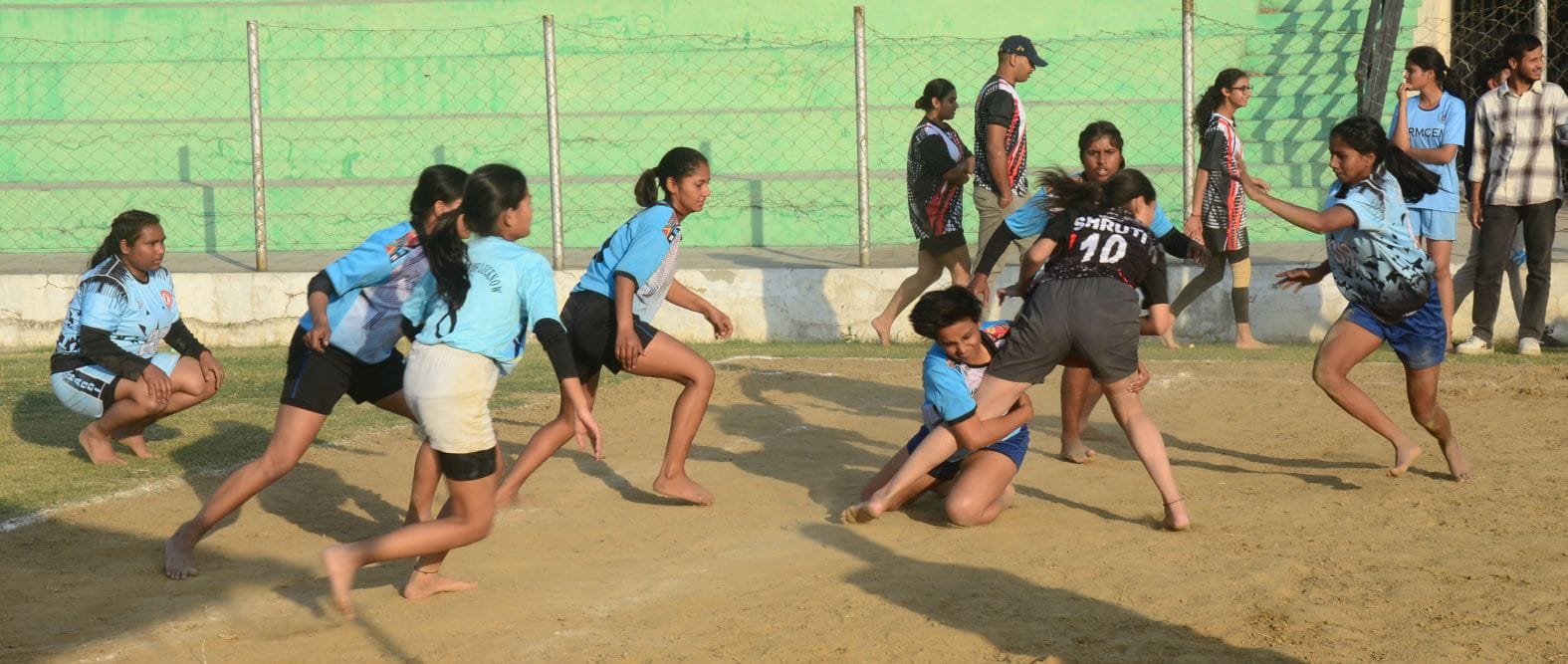 प्रतियोगिताओं में हिस्सा लेते प्रतिभागी। प्रतियोगिताओं में हिस्सा लेते प्रतिभागी।