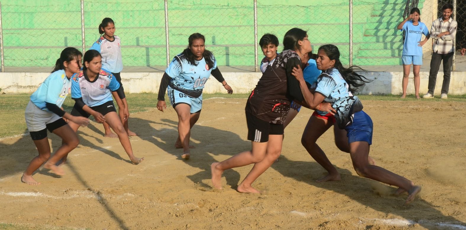 प्रतियोगिताओं में हिस्सा लेते प्रतिभागी। प्रतियोगिताओं में हिस्सा लेते प्रतिभागी।
