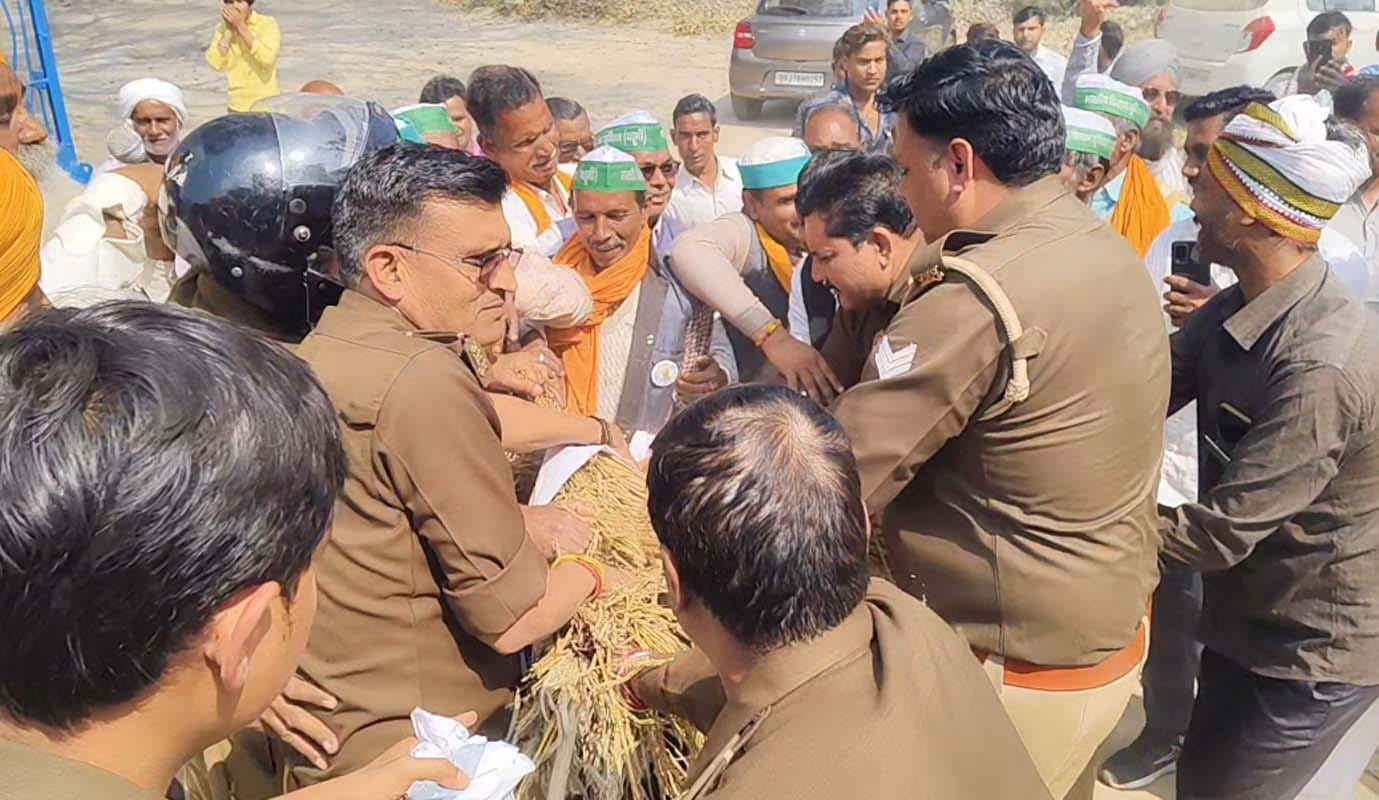 पुवायां में पुतले लेकर जाते भाकियू कार्यकर्ता। संवाद पुवायां में पुतले लेकर जाते भाकियू कार्यकर्ता। संवाद