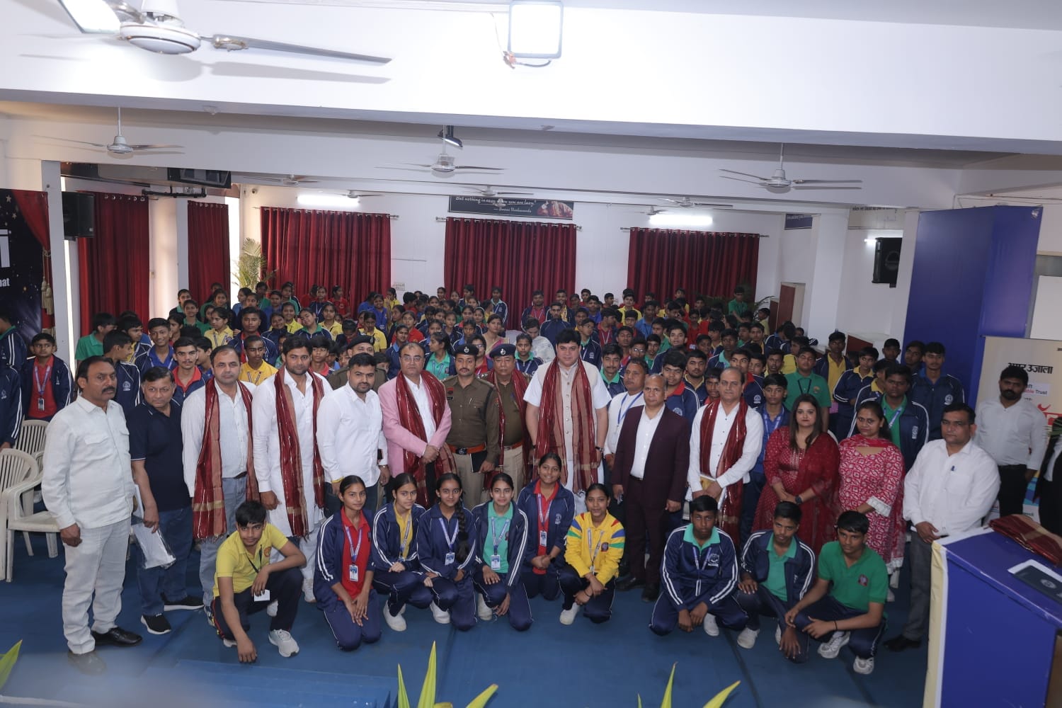 सड़क सुरक्षा और साइबर सिक्यारिटी को लेकर निकाली गई वॉकथॉन में शामिल विभिन्न स्कूलों के बच्चे। सड़क सुरक्षा और साइबर सिक्यारिटी को लेकर निकाली गई वॉकथॉन में शामिल विभिन्न स्कूलों के बच्चे।