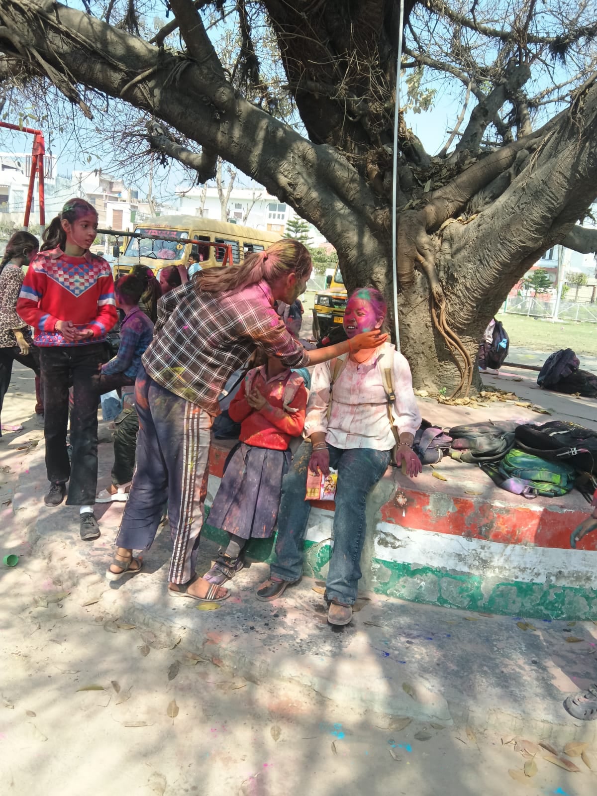 शहर के लिटिल एजेंल स्कूल में होली खेलते छात्र स्रोत : शिक्षक शहर के लिटिल एजेंल स्कूल में होली खेलते छात्र स्रोत : शिक्षक