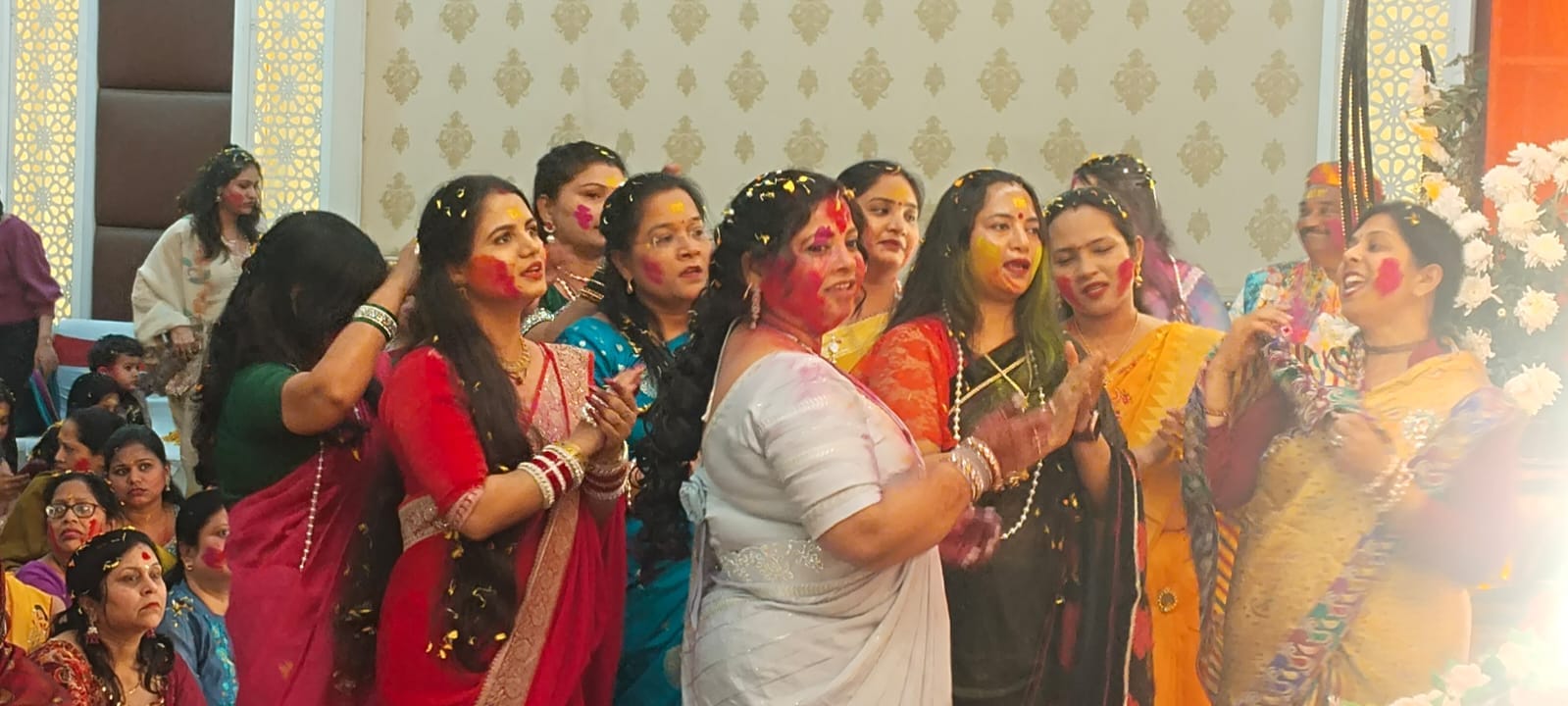 शहर के लिटिल एजेंल स्कूल में होली खेलते छात्र स्रोत : शिक्षक शहर के लिटिल एजेंल स्कूल में होली खेलते छात्र स्रोत : शिक्षक