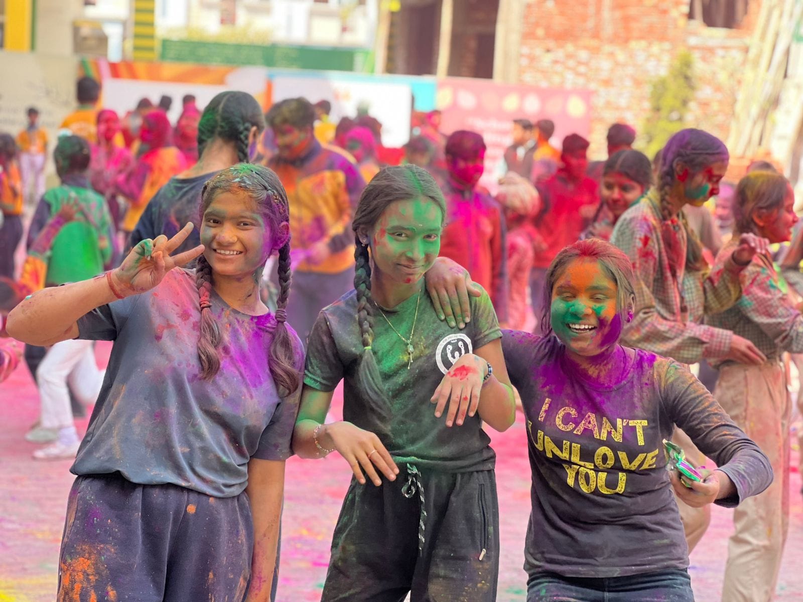 शहर के लिटिल एजेंल स्कूल में होली खेलते छात्र स्रोत : शिक्षक शहर के लिटिल एजेंल स्कूल में होली खेलते छात्र स्रोत : शिक्षक