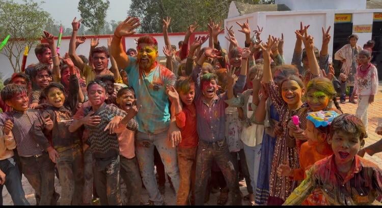 शहर के लिटिल एजेंल स्कूल में होली खेलते छात्र स्रोत : शिक्षक शहर के लिटिल एजेंल स्कूल में होली खेलते छात्र स्रोत : शिक्षक