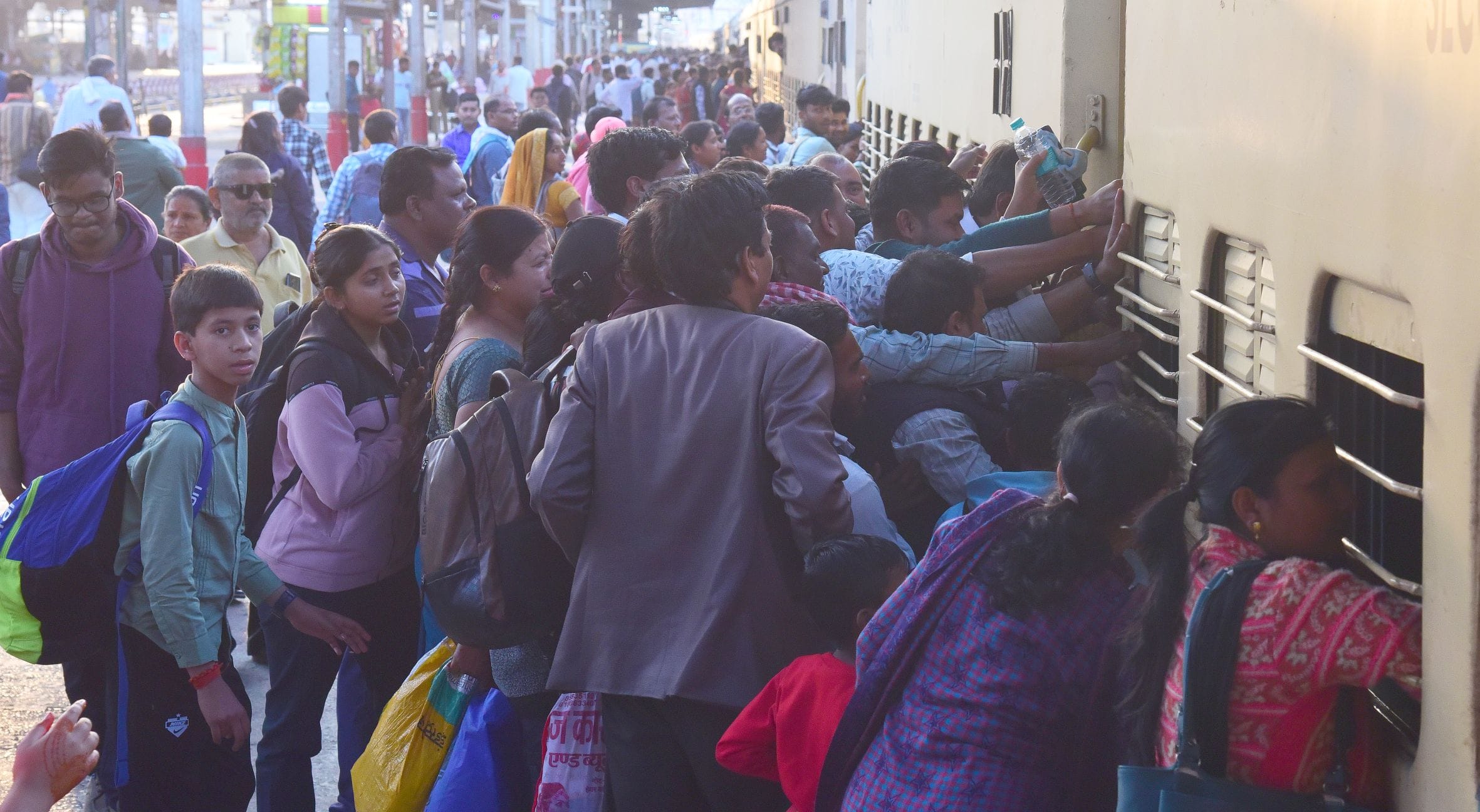ट्रेनों में उमड़ने लगी भीड़। ट्रेनों में उमड़ने लगी भीड़।