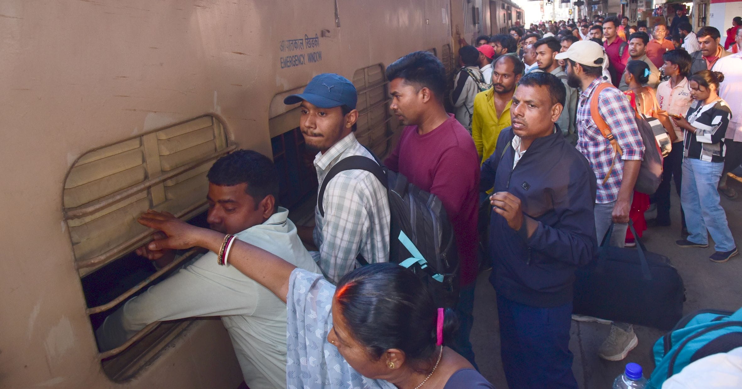 ट्रेनों में उमड़ने लगी भीड़। ट्रेनों में उमड़ने लगी भीड़।
