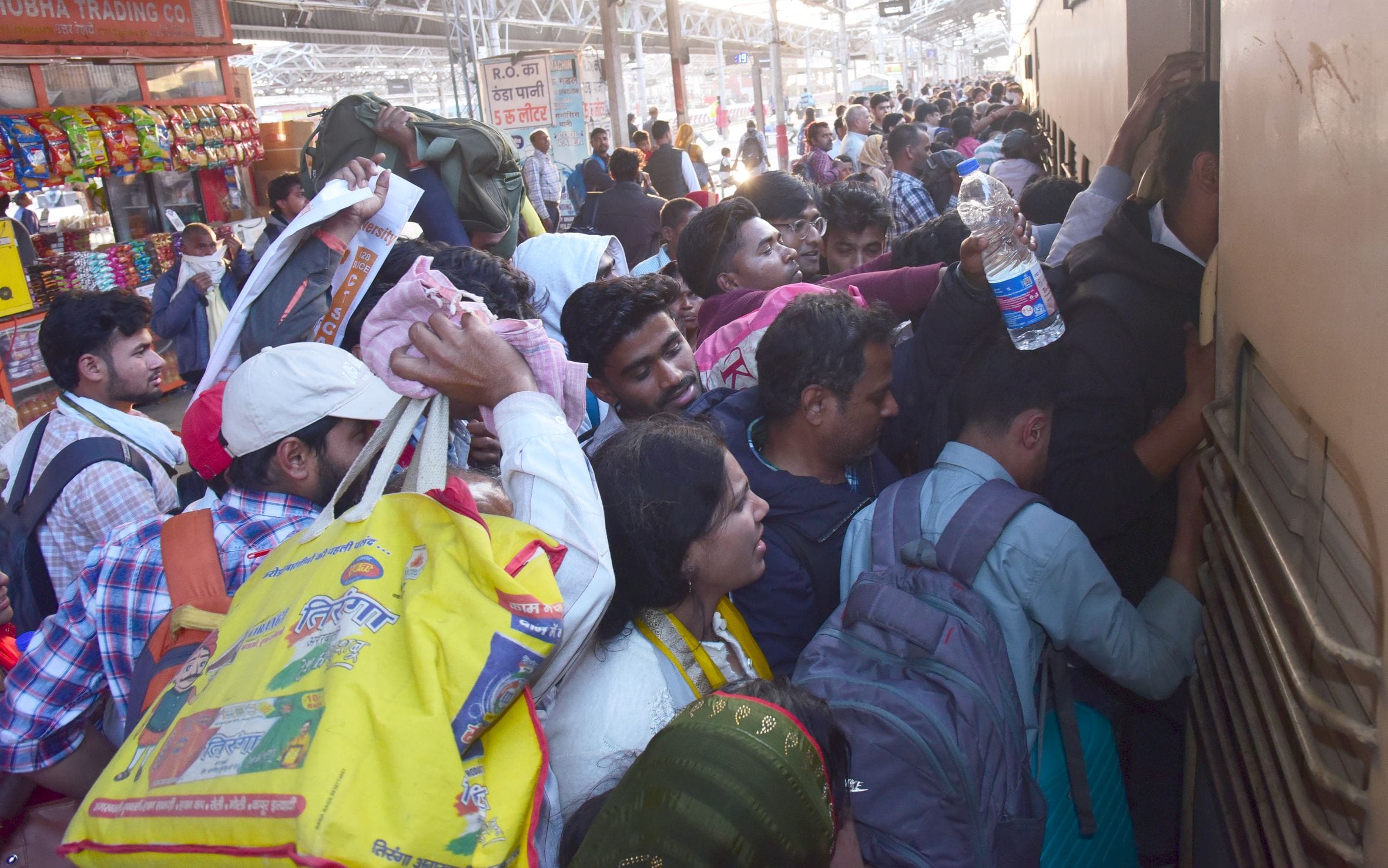 ट्रेनों में उमड़ने लगी भीड़। ट्रेनों में उमड़ने लगी भीड़।
