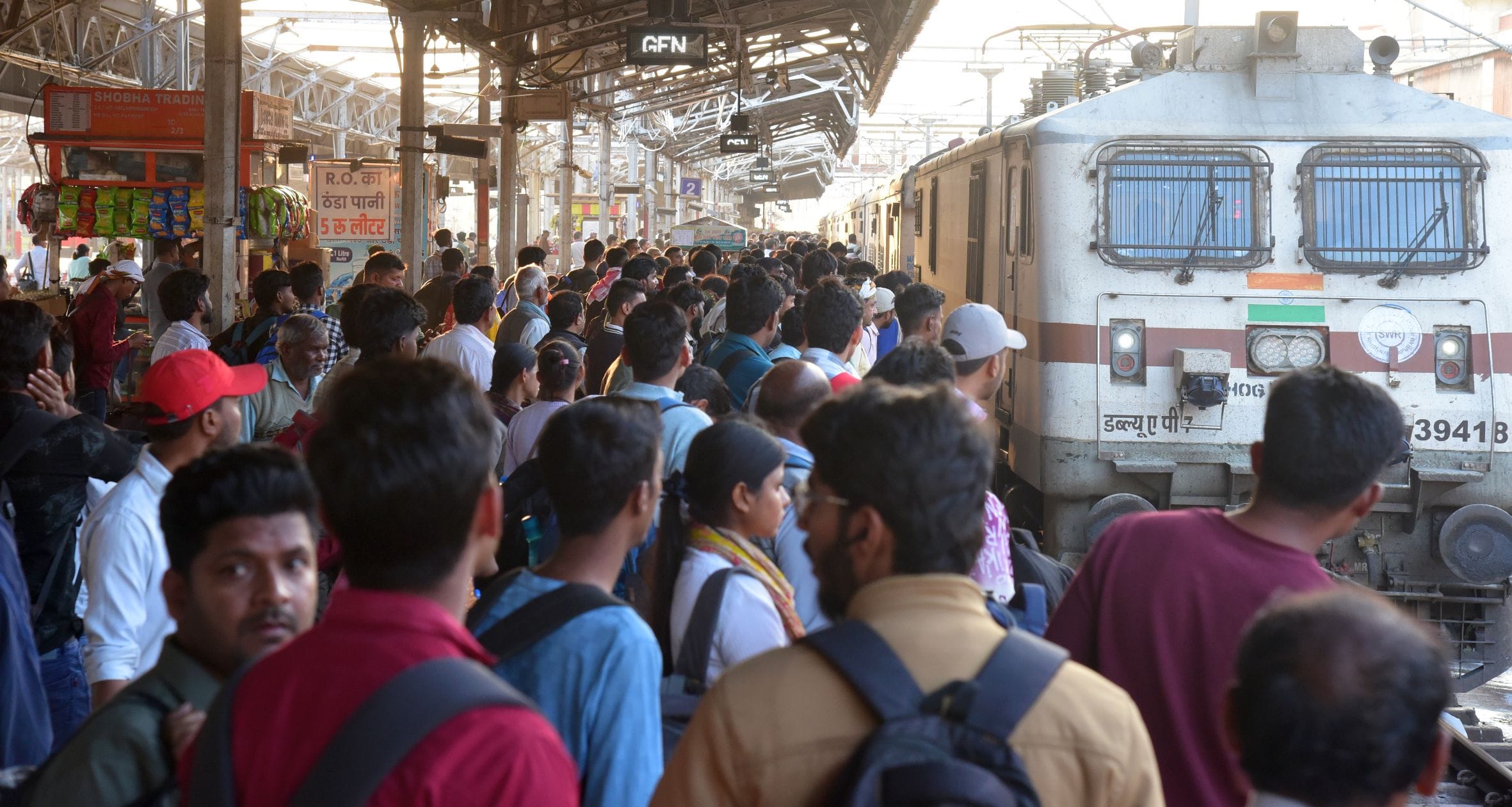ट्रेनों में उमड़ने लगी भीड़। ट्रेनों में उमड़ने लगी भीड़।