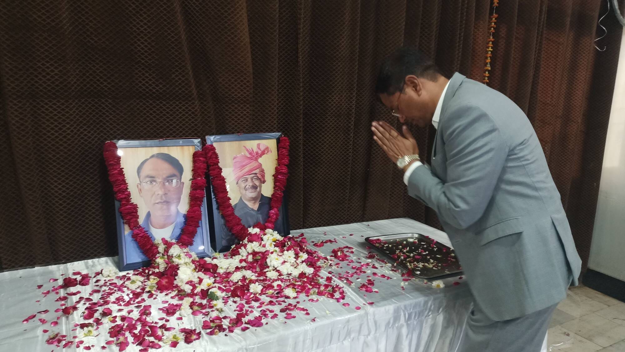 दिवंगत पत्रकारों विधि सिंह और मोहम्मद इरफान को श्रद्धांजलि दी गई। दिवंगत पत्रकारों विधि सिंह और मोहम्मद इरफान को श्रद्धांजलि दी गई।