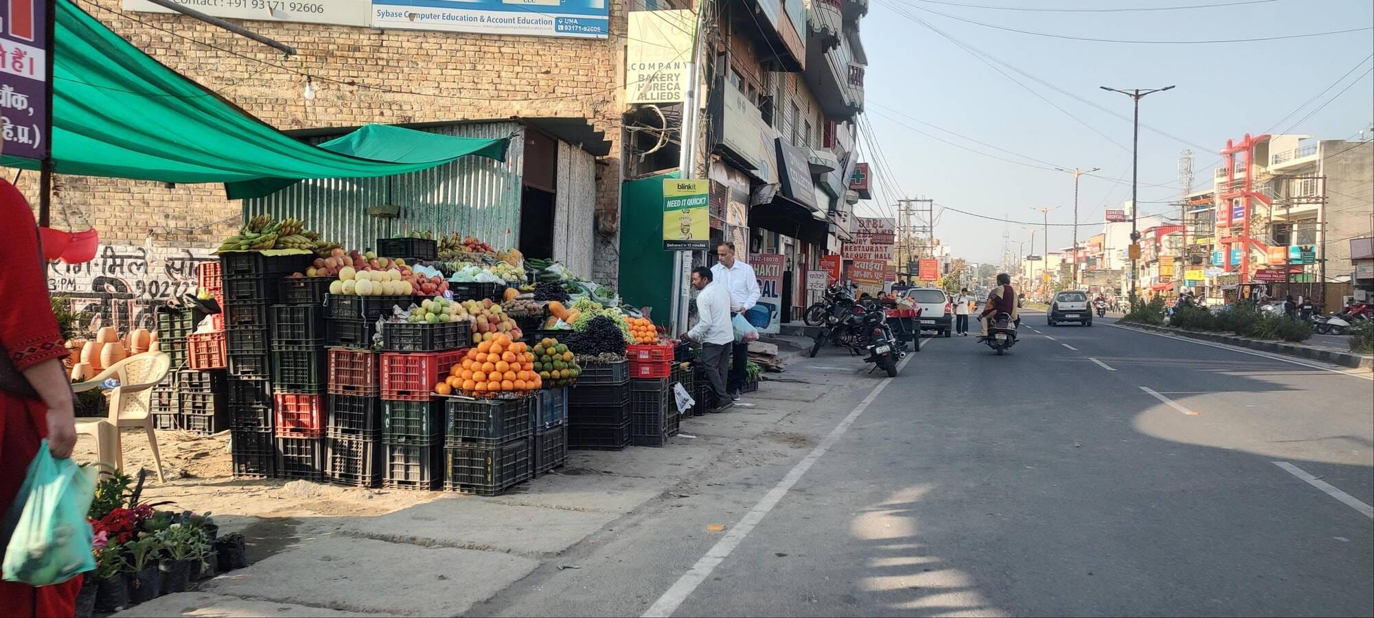 ऊना के रोटरी चौंक पर एनएच किसान अवैध तरीके से खड़े किए वाहन। संवाद ऊना के रोटरी चौंक पर एनएच किसान अवैध तरीके से खड़े किए वाहन। संवाद