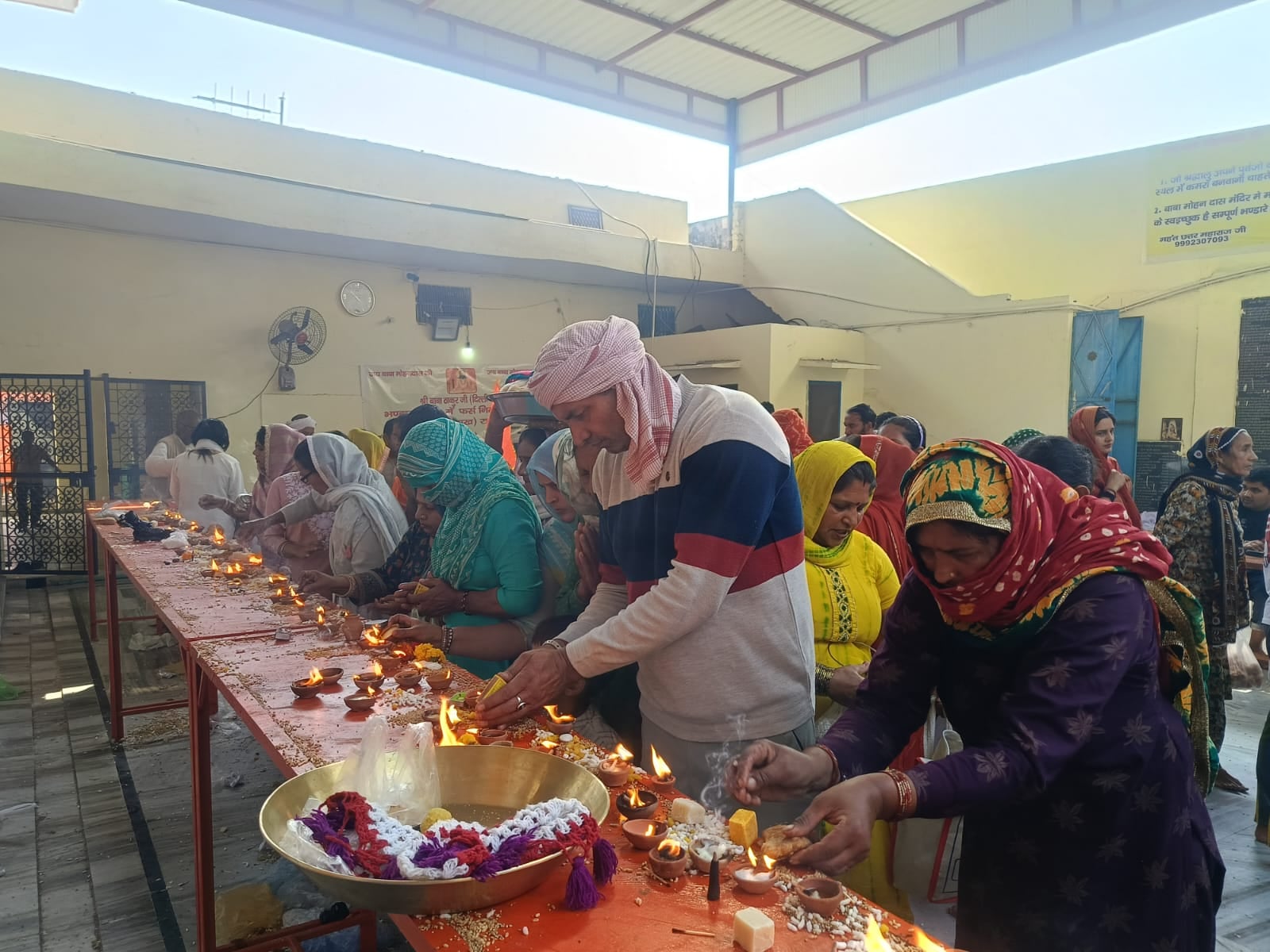 28jjrp18- माजरा-दूबलधन गांव में दर्शन करने के लिए पहुंचे श्रद्धालु। स्रोत-आयोजक 28jjrp18- माजरा-दूबलधन गांव में दर्शन करने के लिए पहुंचे श्रद्धालु। स्रोत-आयोजक