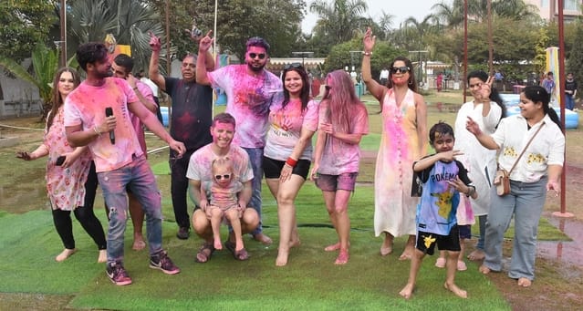 आईआईएम रोड स्थित रिसोर्ट में कार्यक्रम में लोगों ने जमकर होली खेली। आईआईएम रोड स्थित रिसोर्ट में कार्यक्रम में लोगों ने जमकर होली खेली।