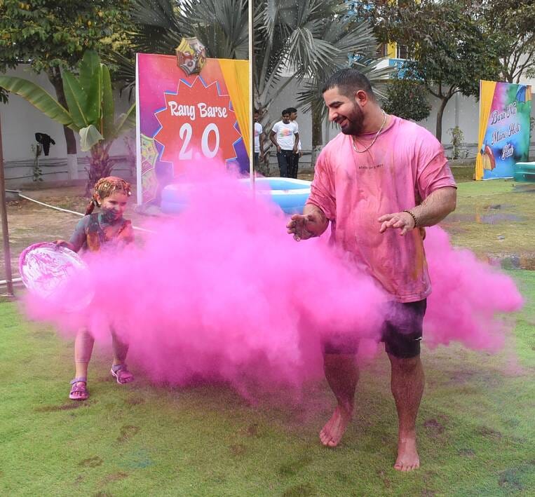 आईआईएम रोड स्थित रिसोर्ट में कार्यक्रम में लोगों ने जमकर होली खेली। आईआईएम रोड स्थित रिसोर्ट में कार्यक्रम में लोगों ने जमकर होली खेली।
