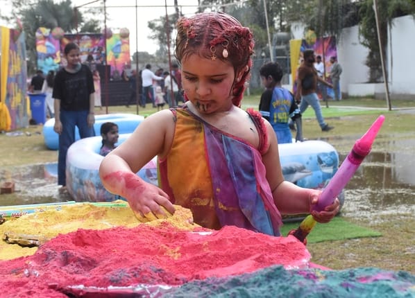 आईआईएम रोड स्थित रिसोर्ट में कार्यक्रम में लोगों ने जमकर होली खेली। आईआईएम रोड स्थित रिसोर्ट में कार्यक्रम में लोगों ने जमकर होली खेली।