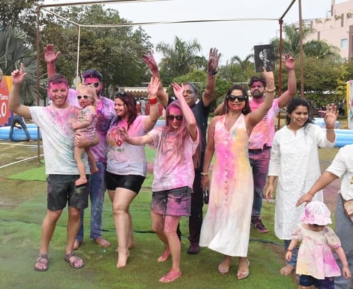 आईआईएम रोड स्थित रिसोर्ट में कार्यक्रम में लोगों ने जमकर होली खेली। आईआईएम रोड स्थित रिसोर्ट में कार्यक्रम में लोगों ने जमकर होली खेली।