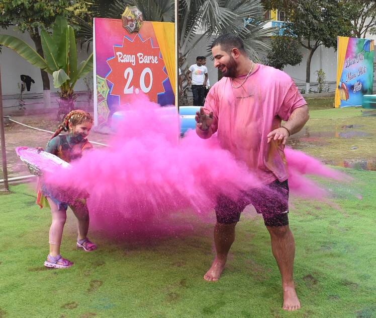 आईआईएम रोड स्थित रिसोर्ट में कार्यक्रम में लोगों ने जमकर होली खेली। आईआईएम रोड स्थित रिसोर्ट में कार्यक्रम में लोगों ने जमकर होली खेली।