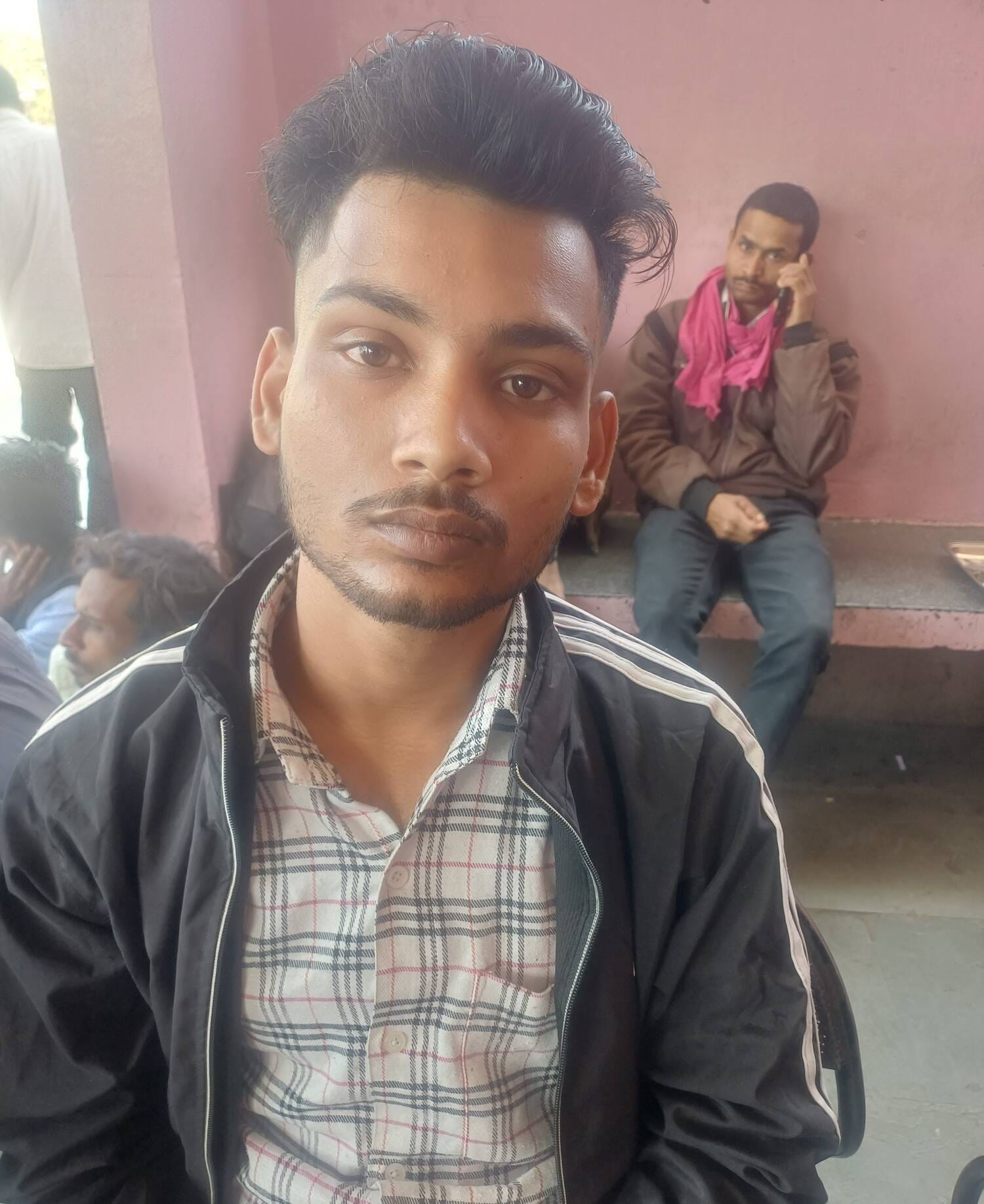 अंबाला छावनी बस अड्डे पर परेशानी होते यात्री बस की इंतजार करते हुए। संवाद