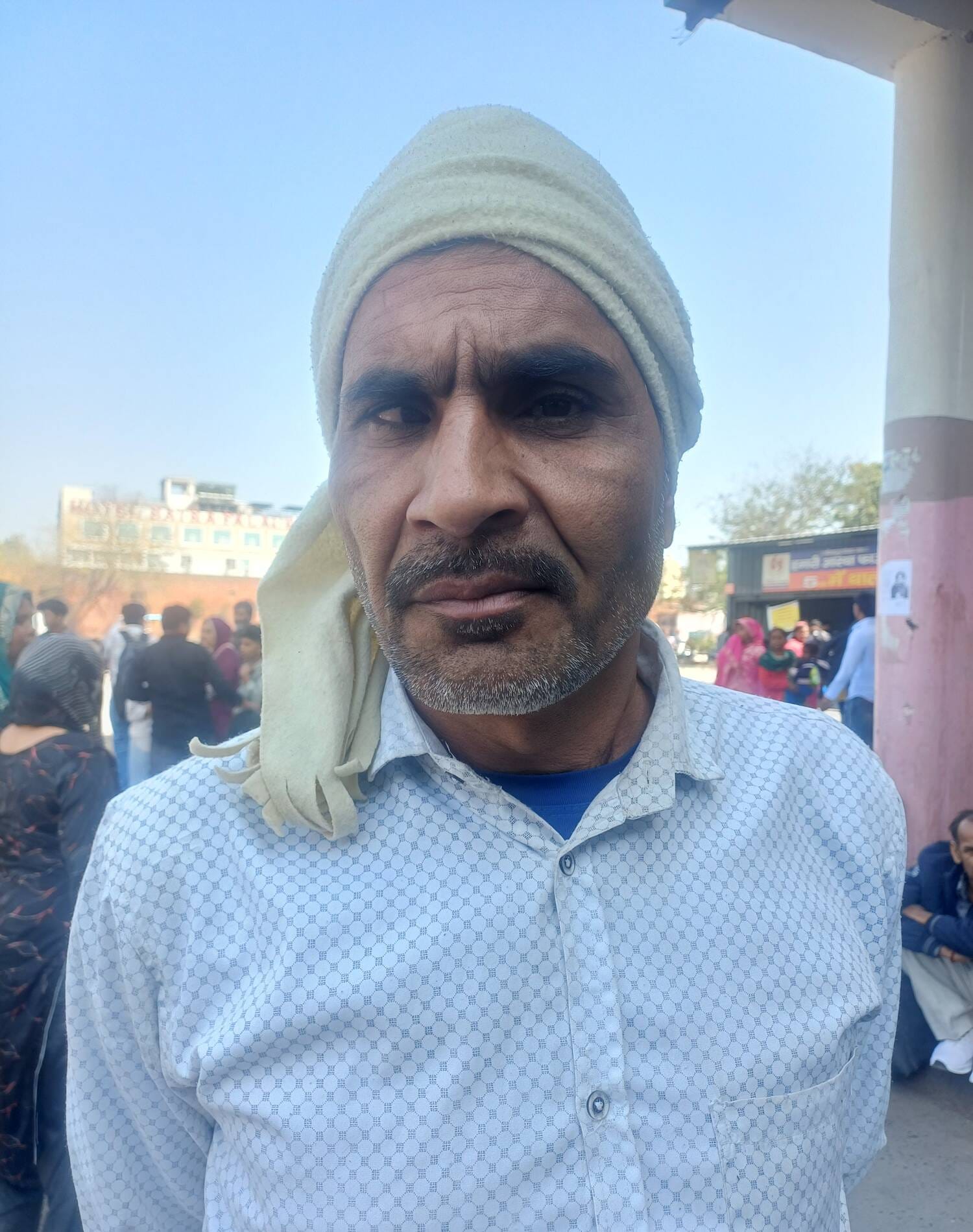 अंबाला छावनी बस अड्डे पर परेशानी होते यात्री बस की इंतजार करते हुए। संवाद