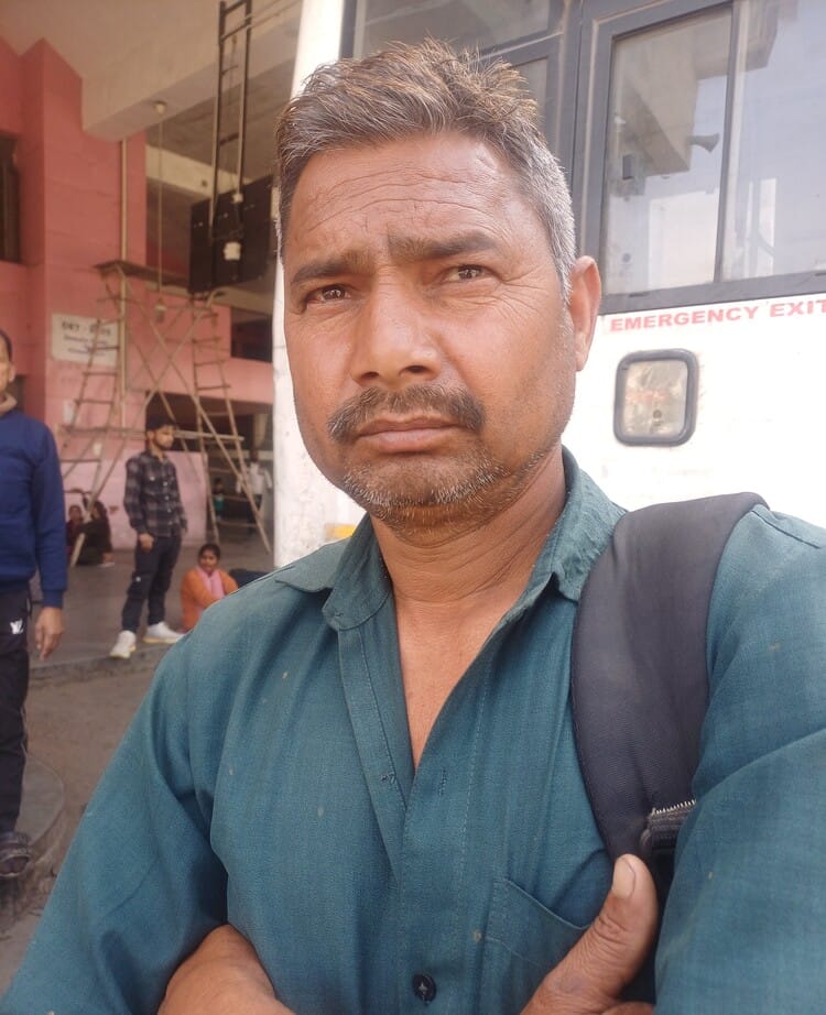 अंबाला छावनी बस अड्डे पर परेशानी होते यात्री बस की इंतजार करते हुए। संवाद
