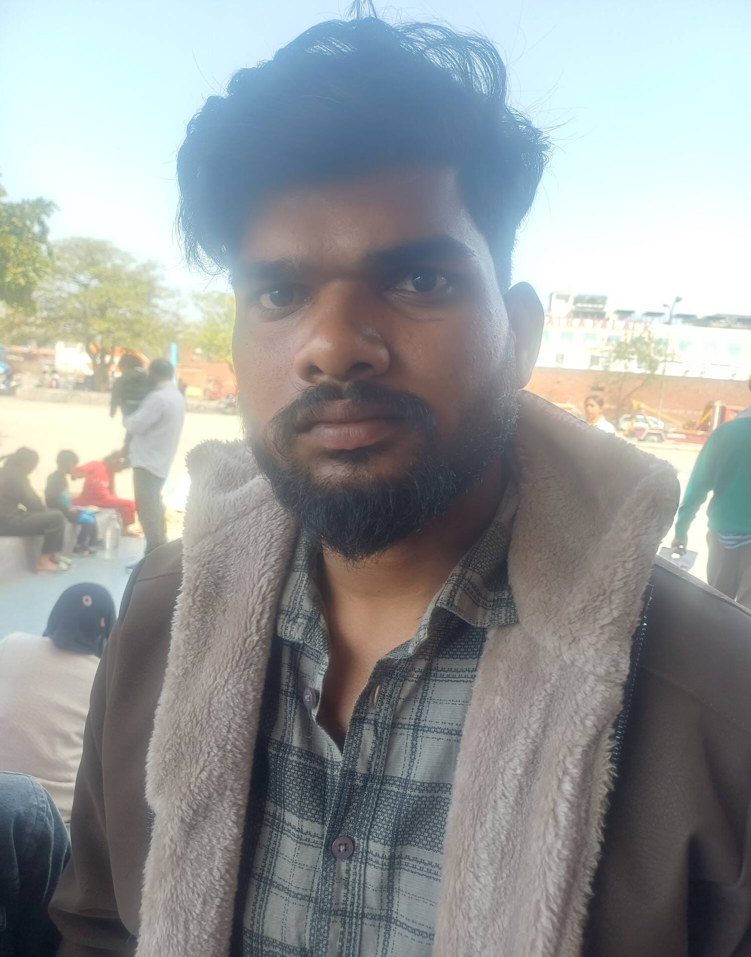 अंबाला छावनी बस अड्डे पर परेशानी होते यात्री बस की इंतजार करते हुए। संवाद